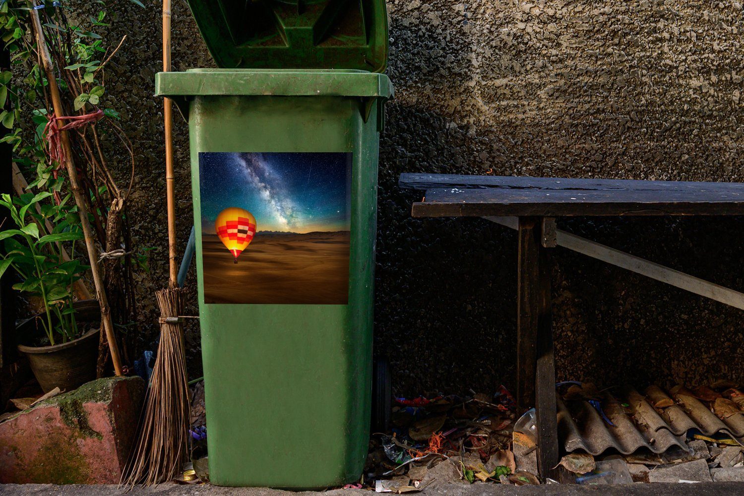 Wandsticker MuchoWow Sternenhimmel Sand Mülltonne, Container, Heißluftballon (1 Sticker, St), Abfalbehälter - Mülleimer-aufkleber, -