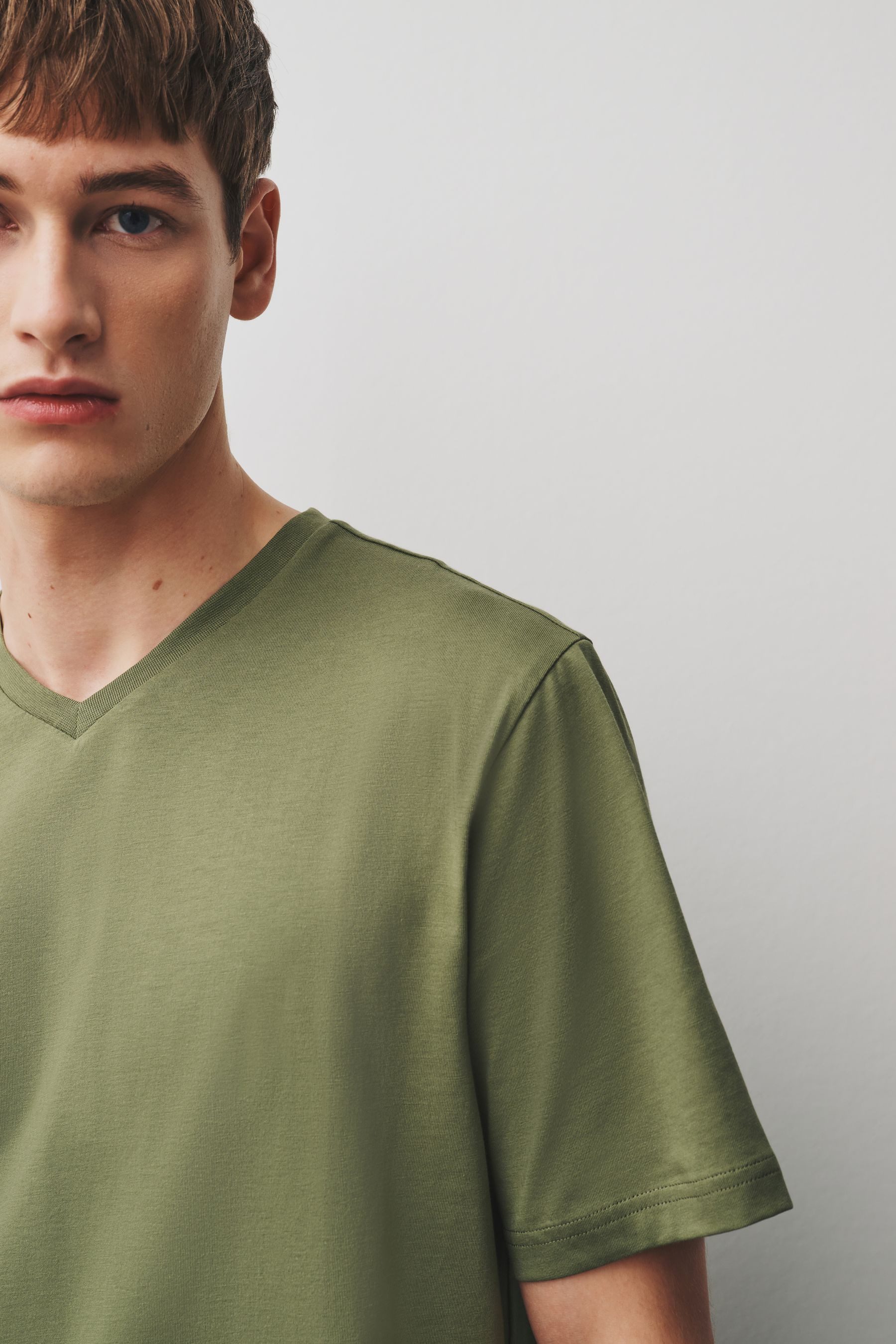 Next T-Shirt Essential T-Shirt mit V-Ausschnitt aus Baumwolle (1-tlg) – Bild 5 von 5
