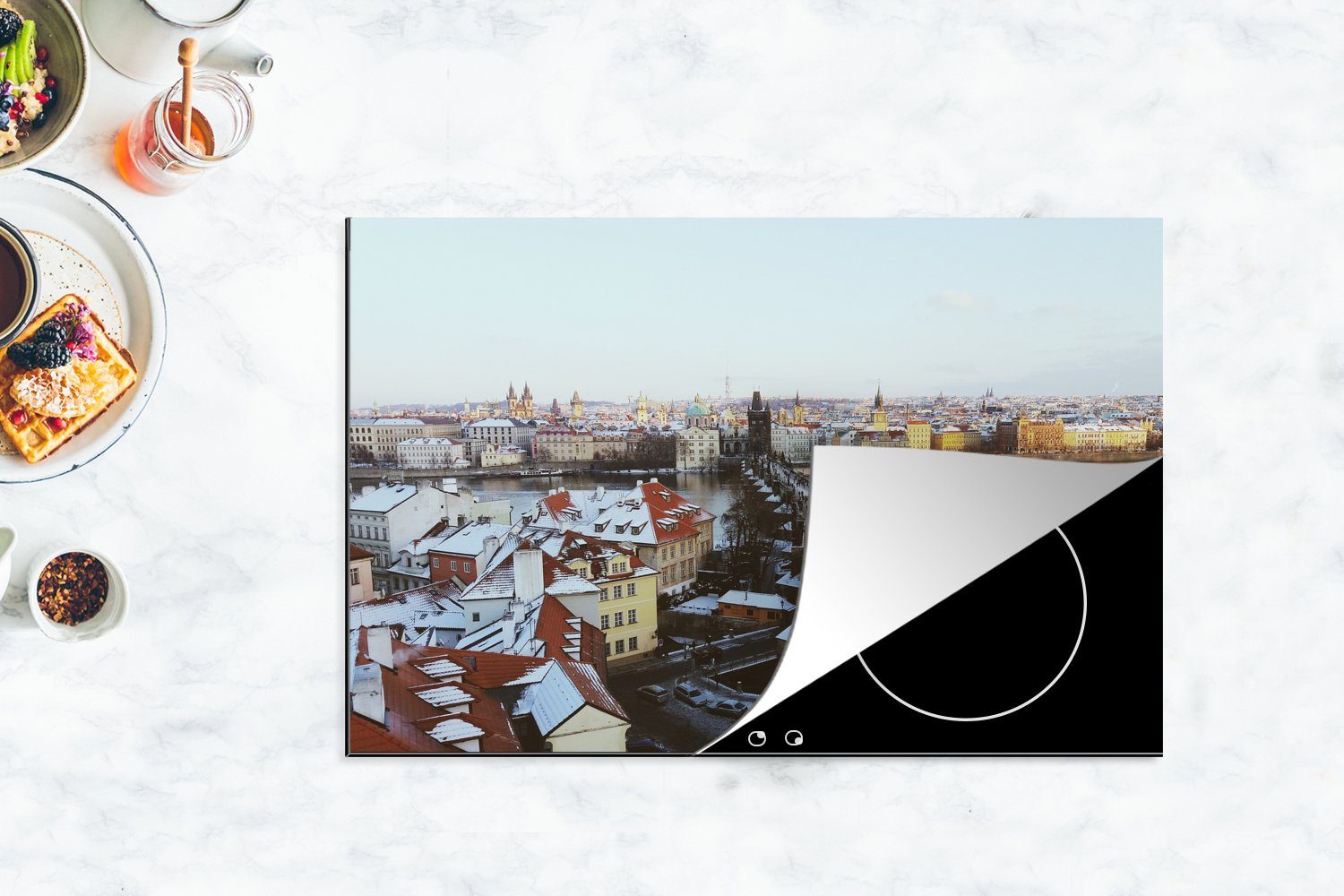 Schutz Winter tlg), MuchoWow Induktionskochfeld Vinyl, für - Prag Ceranfeldabdeckung küche, die Herdblende-/Abdeckplatte 81x52 (1 cm, Schnee, -