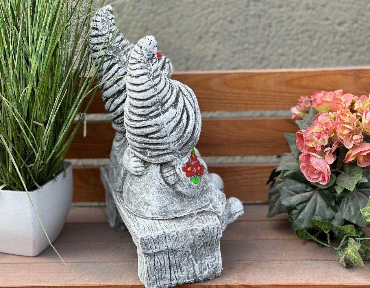 Stone and Style Gartenfigur Frostfeste Steinfigur 2 Wichtel auf Bank