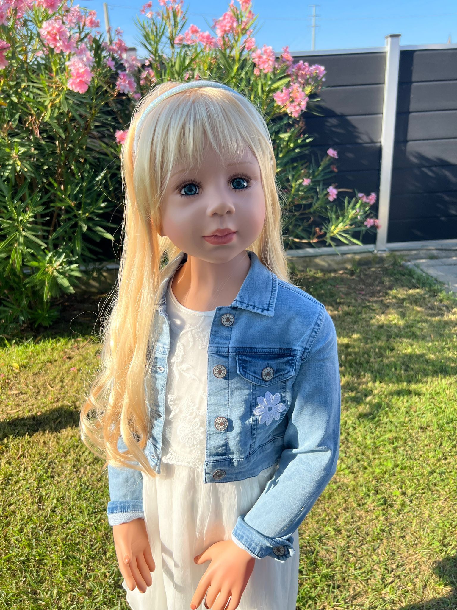 CMTPUPPENGALERIE Stehpuppe Lili von Monika Levenig - blond mit Jeansjacke - 122 cm - (1-tlg)