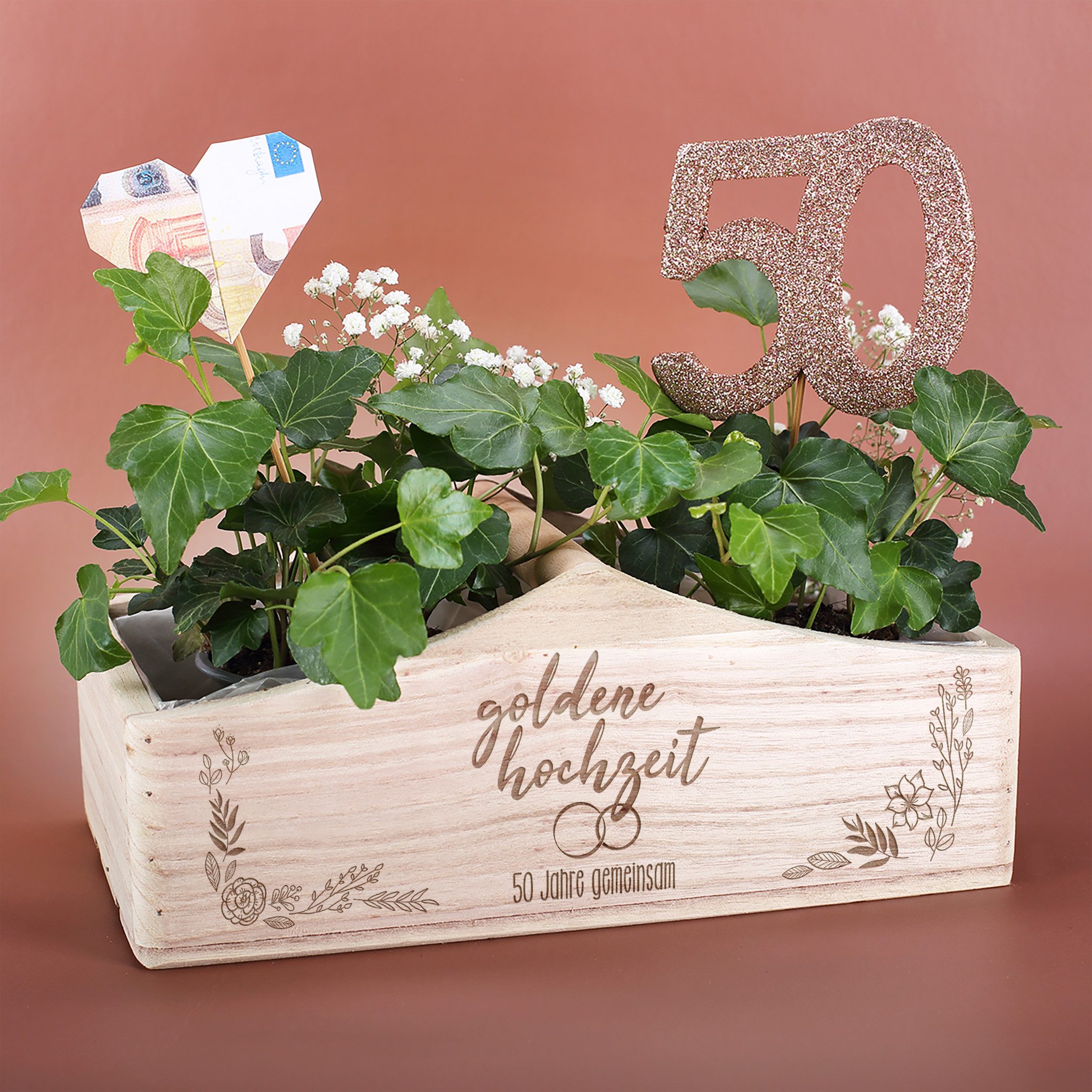 Herz & Heim Geschenkbox Pflanzkorb aus Holz mit Motiv zum Hochzeitsjubiläum, mit Holzgriff