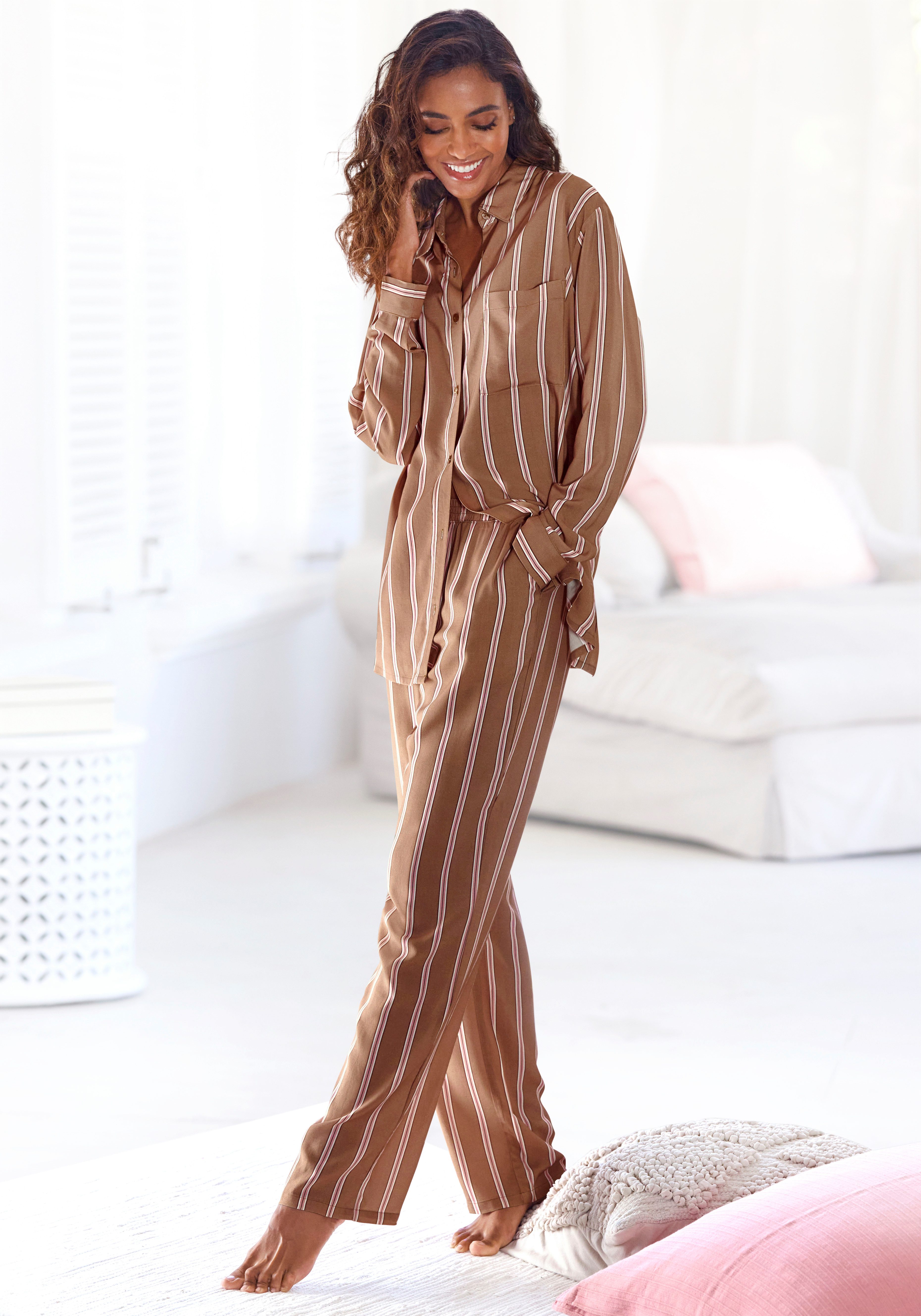 LASCANA Pyjama (2 tlg., 2-teilig) im klassischen Stil günstig online kaufen