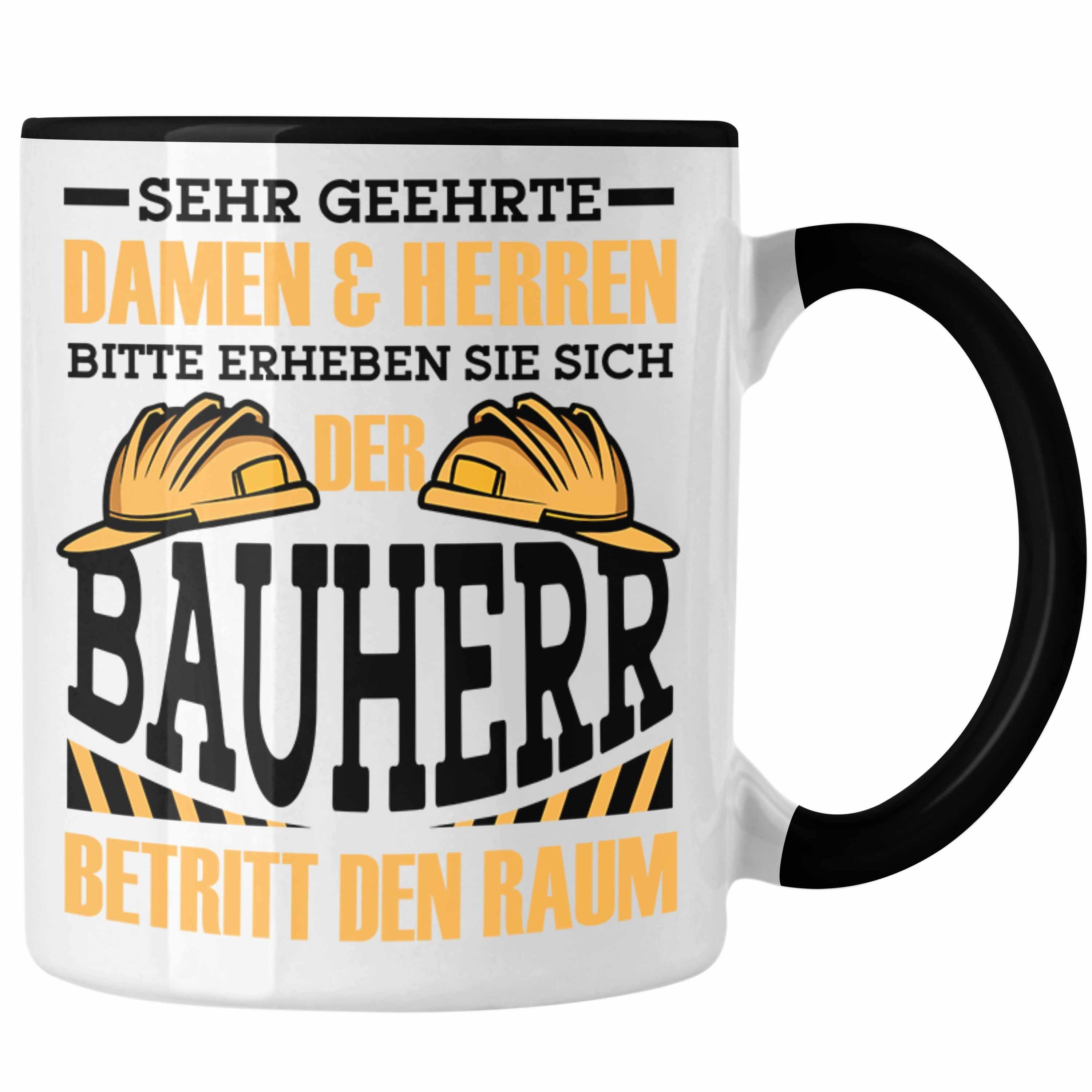 Trendation Tasse Bauherr Tasse "Der Bauherr betritt den Raum" Geschenk für Bauherren Ha Schwarz