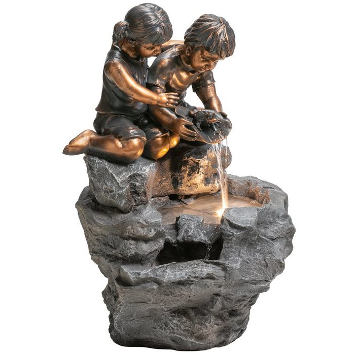 Dehner Gartenbrunnen Couple mit LED 73.5 x 50 x 48 cm Polyresin 50 cm Breite märchenhaftes Kunststein-Wasserspiel mit warmweißer LED Pumpe Adapter