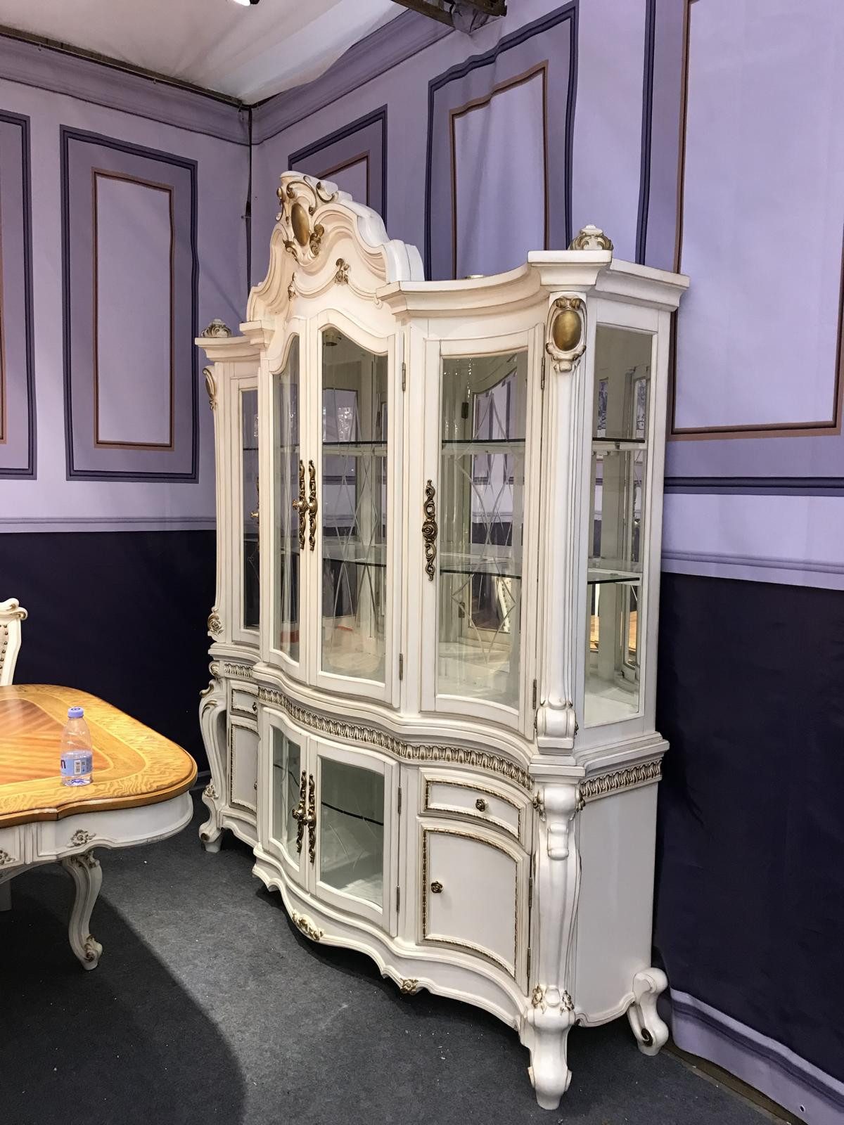 JVmoebel Vitrine Weißer Barock Vitrinenschrank aus Holz mit Glasfront (1-St) Made in Europa