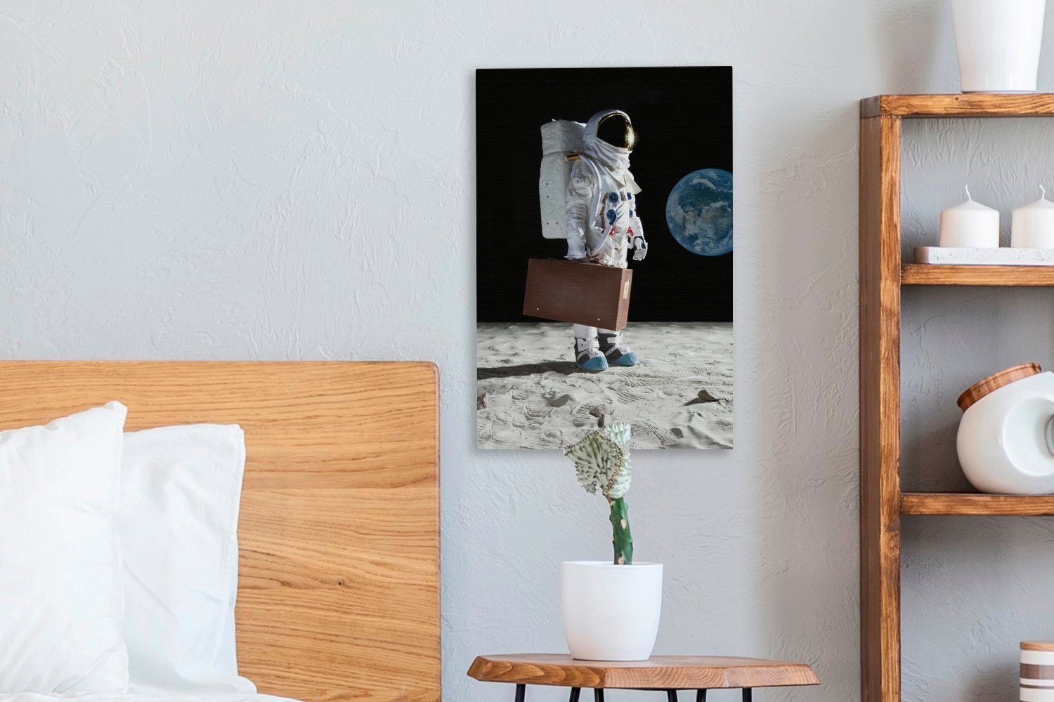 20x30 Leinwandbild St), OneMillionCanvasses® (1 Zackenaufhänger, cm Koffer - Mond, Leinwandbild Astronaut bespannt fertig Gemälde, inkl. -