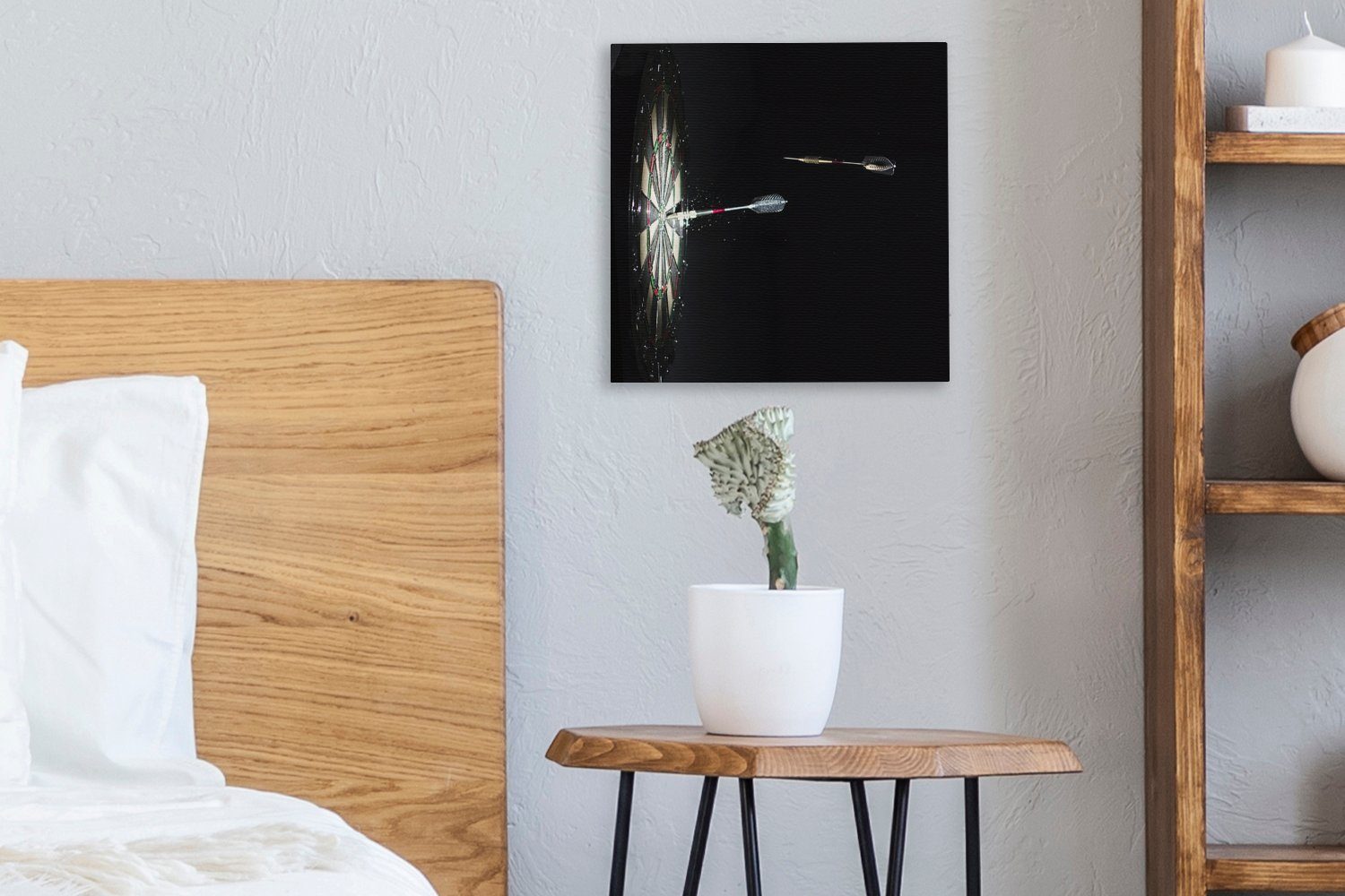 OneMillionCanvasses® Leinwandbild Dartpfeil fliegt St), (1 die für Wohnzimmer Bilder Dartscheibe, Schlafzimmer auf Leinwand