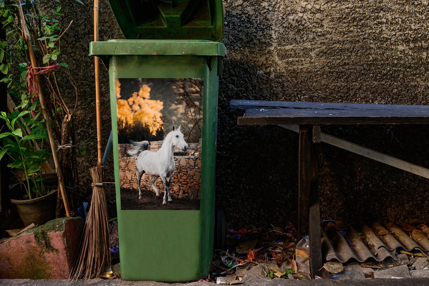 Wandsticker Sticker, - Baum (1 Weiß Container, Abfalbehälter Sonne MuchoWow Pferd Mülltonne, - St), - Mülleimer-aufkleber,