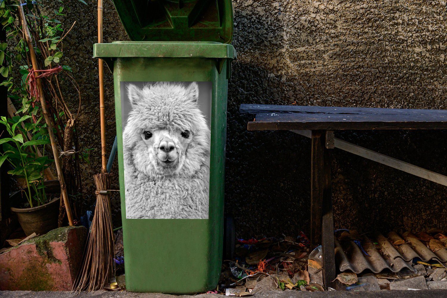 und Sticker, Portrait Alpaka MuchoWow St), weiß schwarz (1 Wandsticker Mülltonne, - Container, Abfalbehälter Mülleimer-aufkleber,