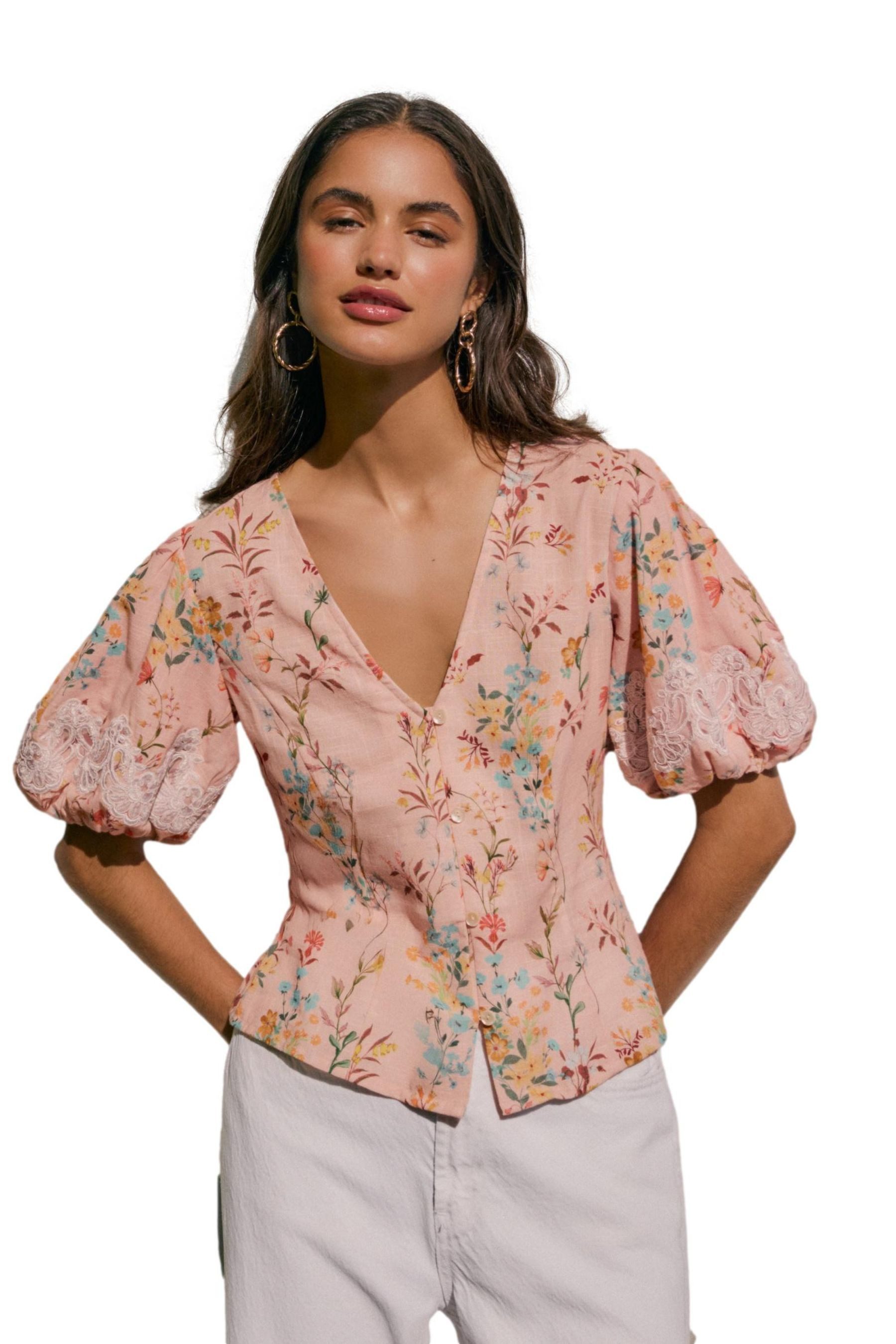 Friends Like These Kurzarmbluse Friends Like These Kurzarm-Bluse mit Spitzenbesatz (1-tlg)