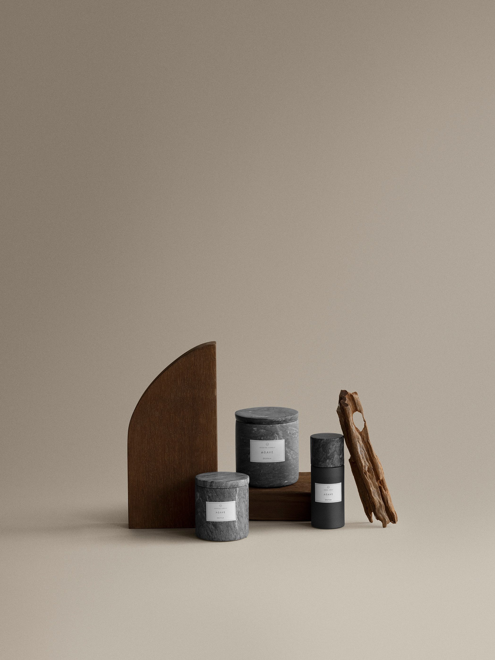 blomus Duftkerze -FRABLI- Edler Kerzenduft: Luxuriöses Design & Exklusives Aroma, Qualität, Hochwertig, Nachhaltig, Sojawachs, Marmor, Travertin, 8cm, 10cm