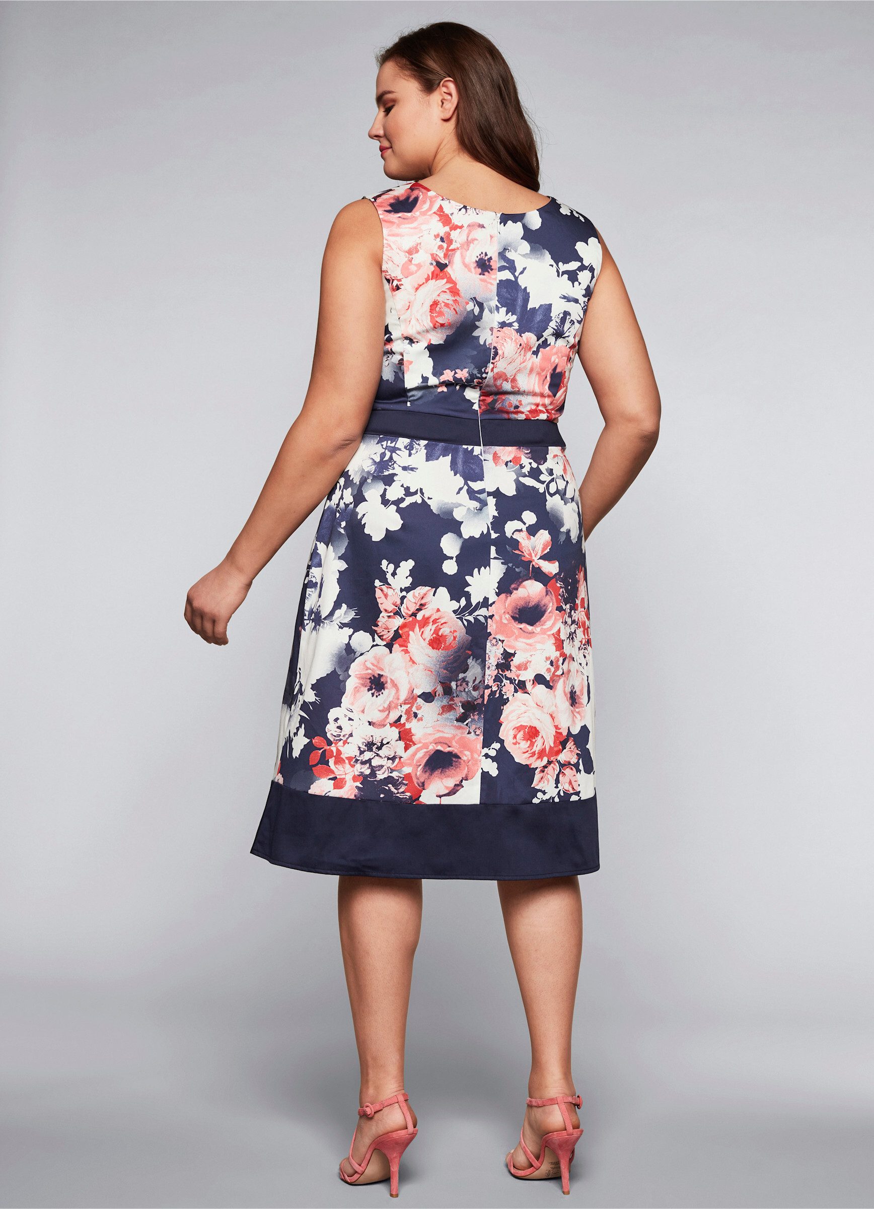 Sheego Etuikleid Cocktailkleid Ärmellos mit Blumendruck – Bild 4 von 4