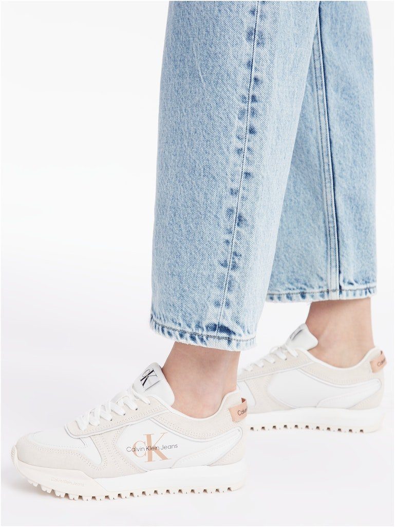 Calvin Klein Jeans TOOTHY IRREGULAR Sneaker W mit RUNNER LINES Logoschriftzug seitlichem