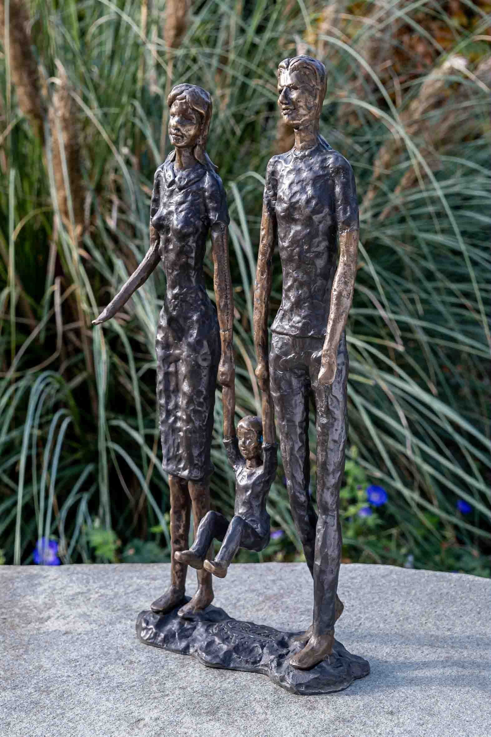 Familie, Gartenfigur robust Modelle patiniert. IDYL Bronze-Skulptur und UV-Strahlung. Wachsausschmelzverfahren – in Bronze in witterungsbeständig IDYL von sehr gegen Abstrakte Regen Frost, – gegossen – und Die werden Hand Bronze Langlebig