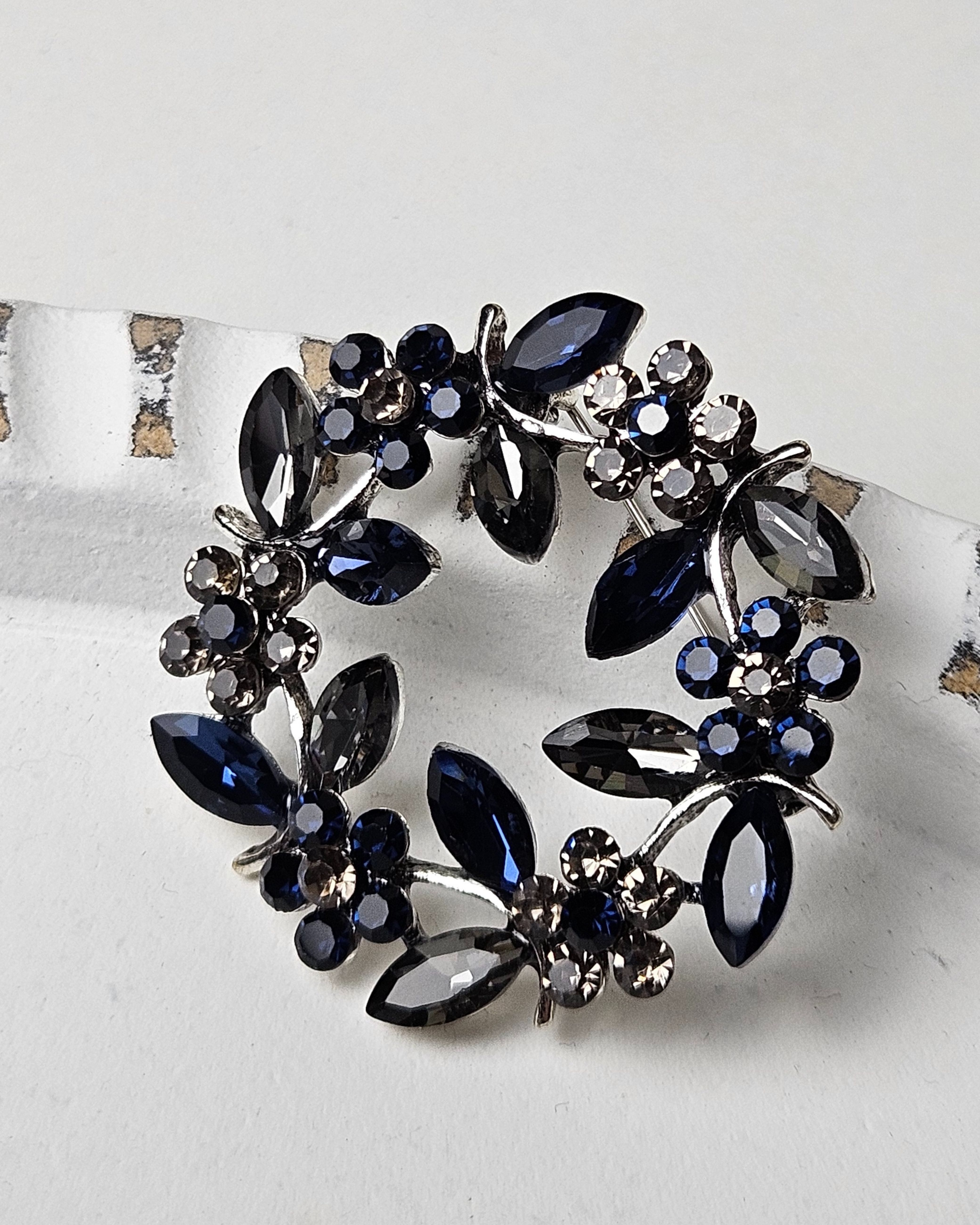 MayTree Brosche "Blumenkranz", mit Strass-Steinen, dunkelblau anthrazit (Stück, 1-tlg), Metallbrosche in Form eines Olivenzweigs aus Blumenkranzes