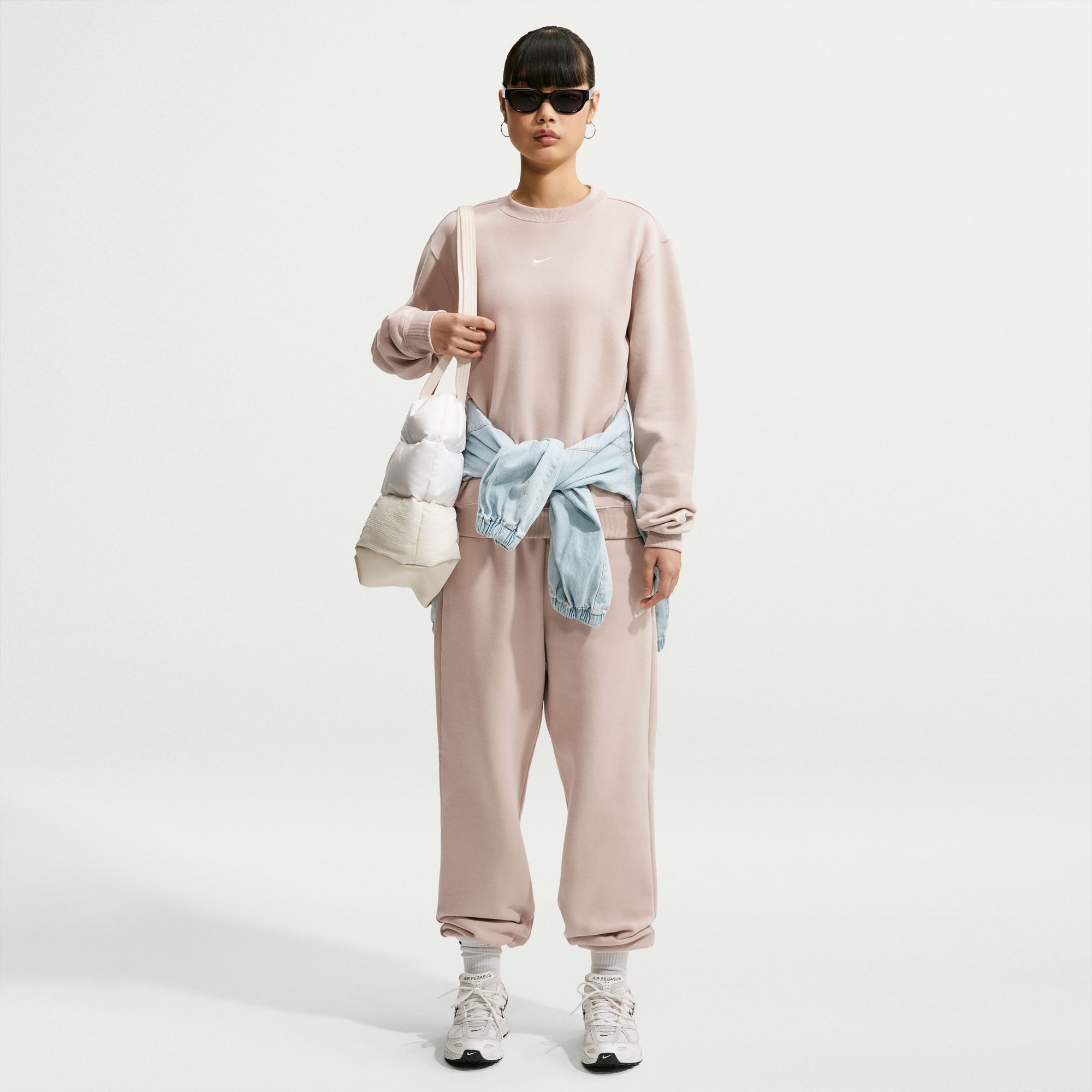 Nike Sportswear Sweatshirt W NK STDO FLC MW STD CREW mit Rundhalsausschnitt, in normaler Länge – Bild 4 von 5