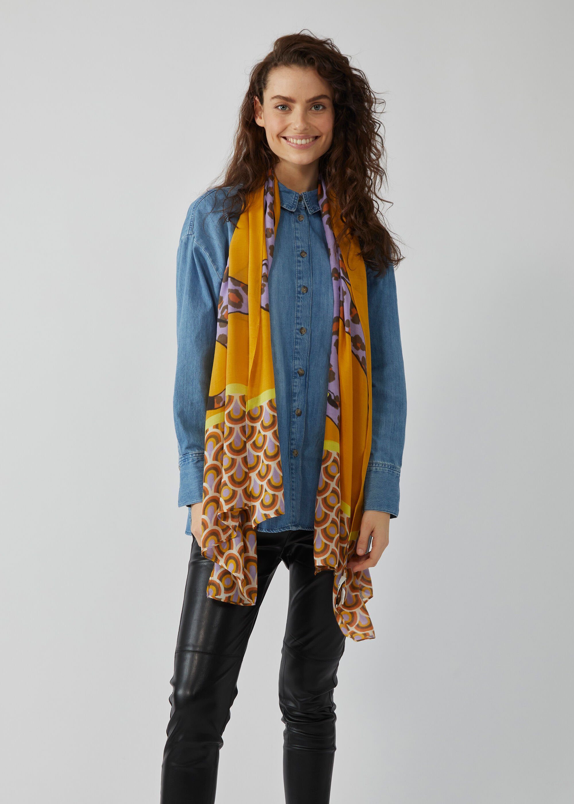 Codello Modeschal Schal aus nachhaltiger LENZING™ ECOVERO™ Viskose mit XL-Leo, mit Retro-Print