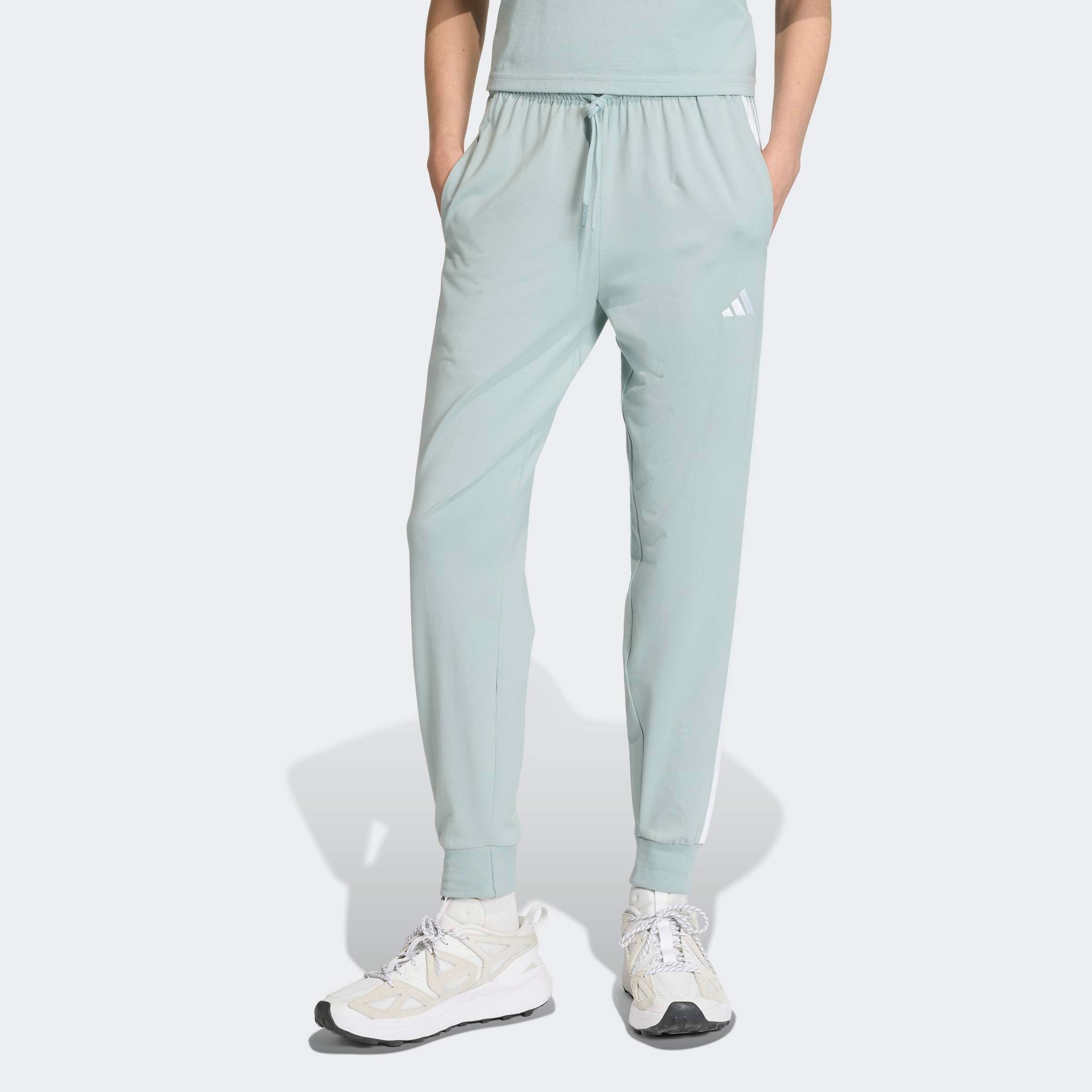 adidas Sportswear Sporthose W 3S SJ JOGGER (1-tlg) Lässig geschnitten, hoher Bund, schmal zulaufende Beinform