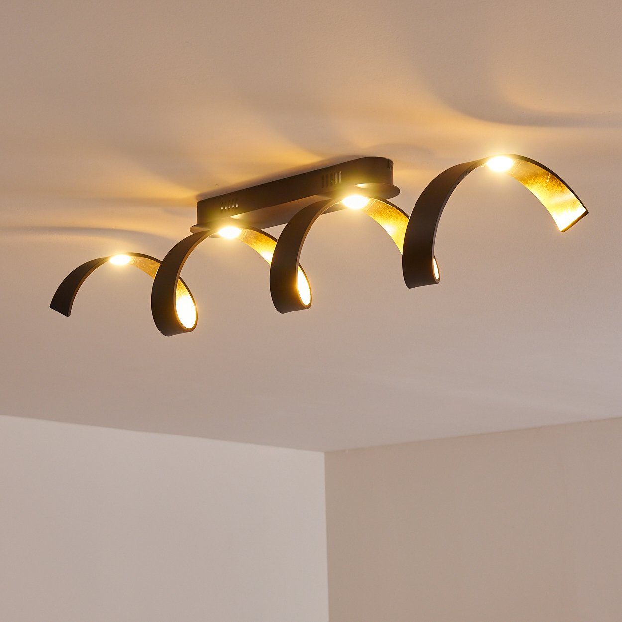 hofstein Deckenleuchte »Delia« längliche Deckenlampe aus Metall in Schwarz/Gold, 3000 Kelvin, 20 Watt, 1800 Lumen, in 3 Stufen dimmbar