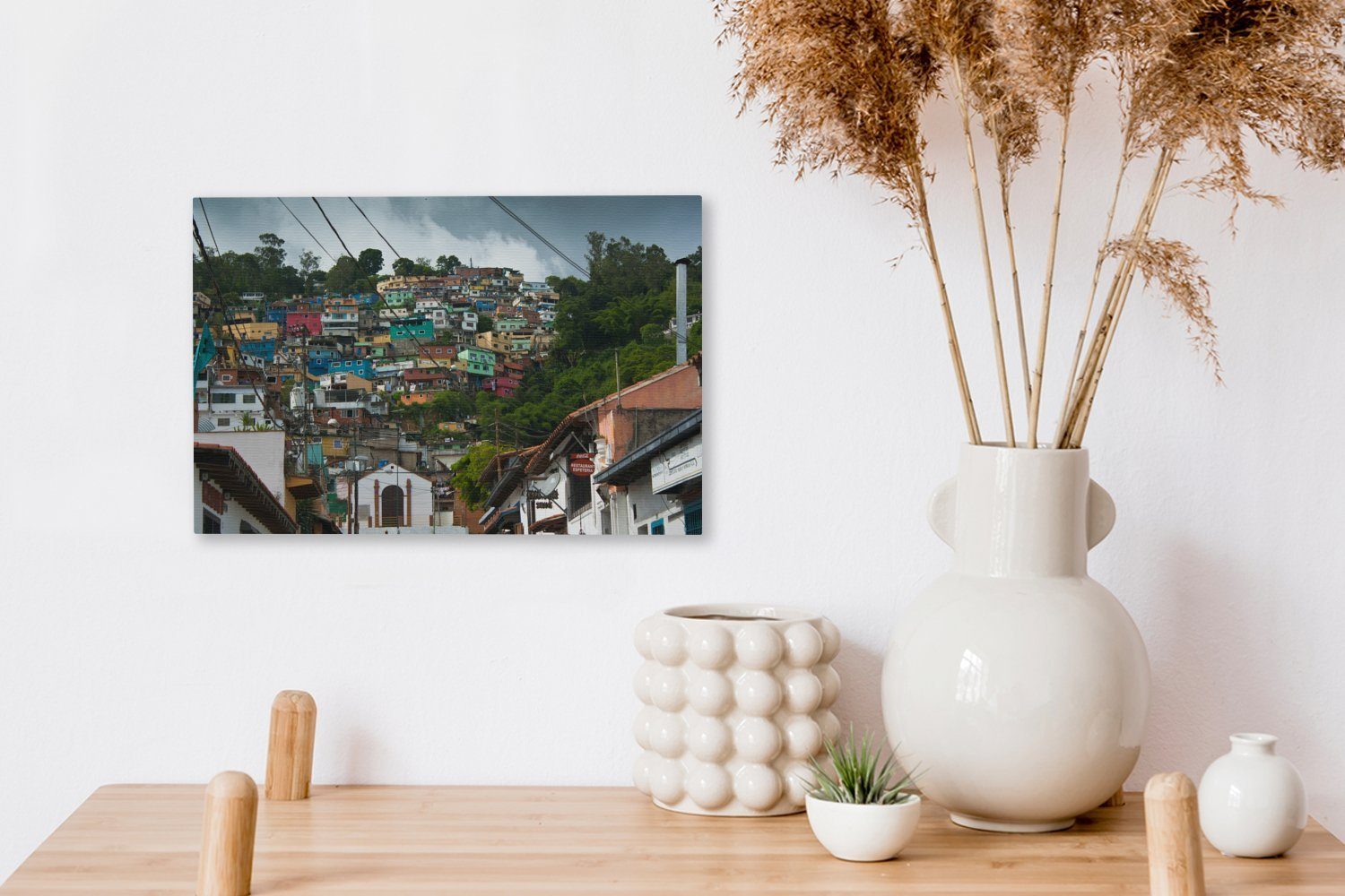OneMillionCanvasses® Leinwandbild Bunte Favela rund Aufhängefertig, (1 Wanddeko, um Caracas Wandbild St), Leinwandbilder, tropischen cm Venezuela, 30x20 im
