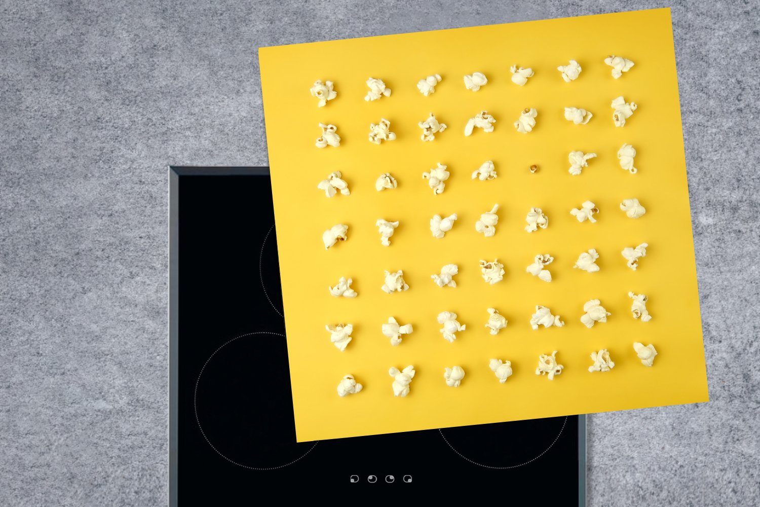 küche Herdblende-/Abdeckplatte tlg), Vinyl, auf Ceranfeldabdeckung, MuchoWow gelbem für Hintergrund, cm, Arbeitsplatte 78x78 (1 Popcorn