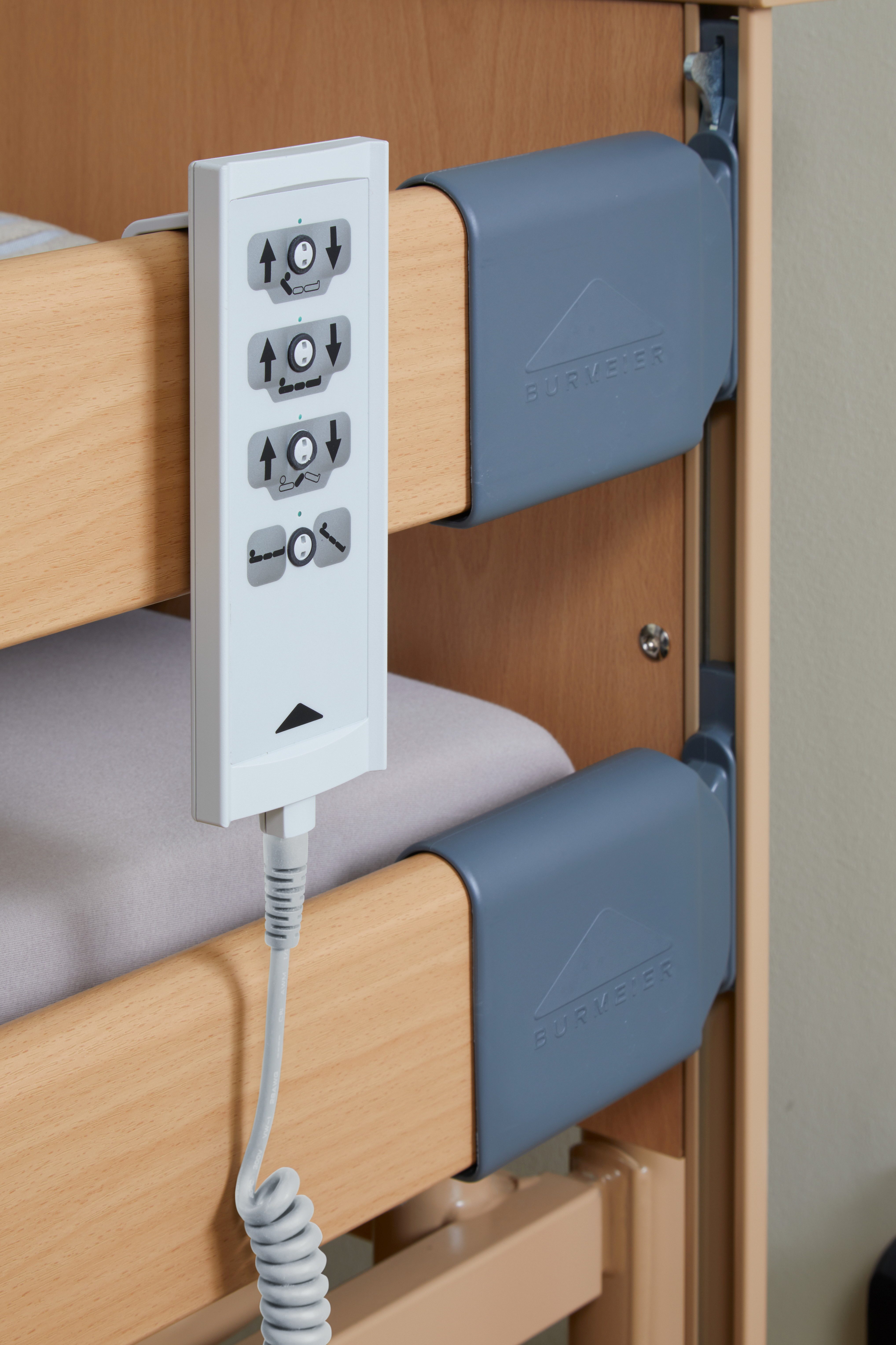 Burmeier Bett Pflegebett Dali Standard Seniorenbett (Aufrichter, Seitenschutz und Lattenrost inklusive, elektrisch verstellbar, Mit Fernbedienung, Komfort und m – Bild 3 von 3