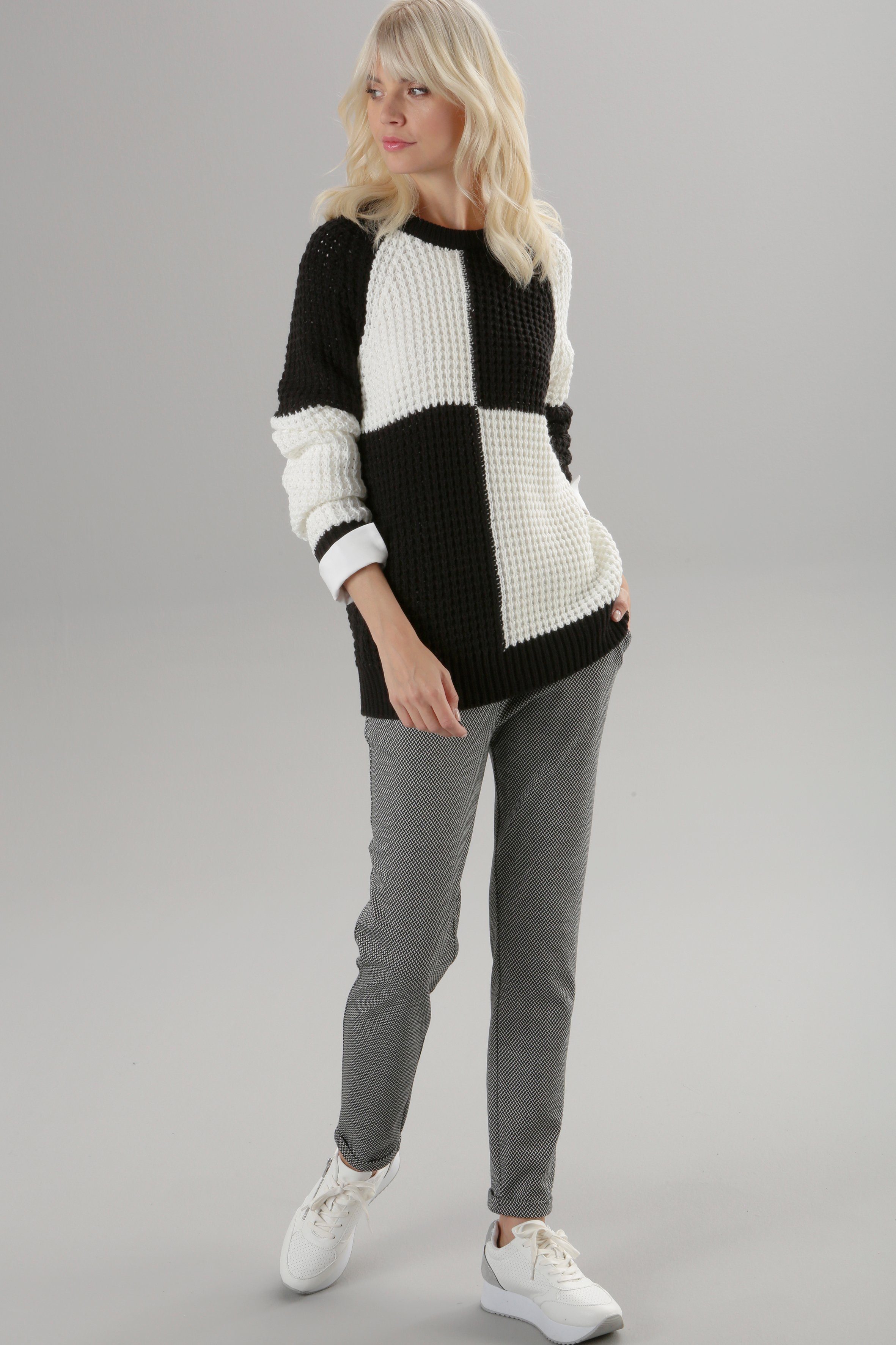 Aniston Strickpullover SELECTED modischem mit schwarz-weiß Flächenteiler