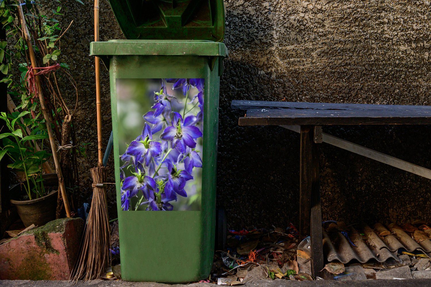eines lila MuchoWow (1 Mülleimer-aufkleber, Container, Detailaufnahme Rittersporns Sticker, Mülltonne, St), Abfalbehälter Wandsticker