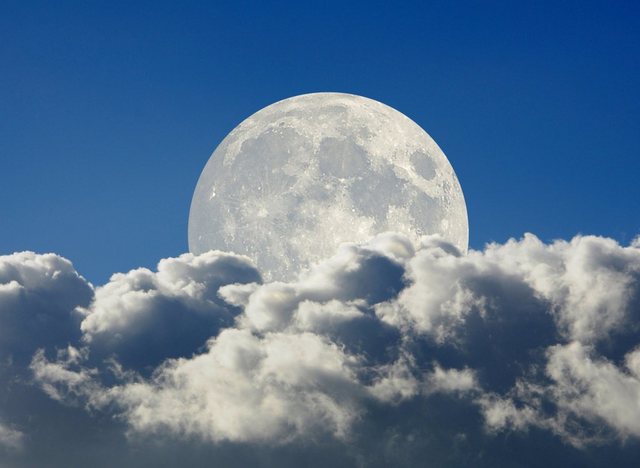 Papermoon Fototapete »Big Moon and Clouds«, glatt-Otto