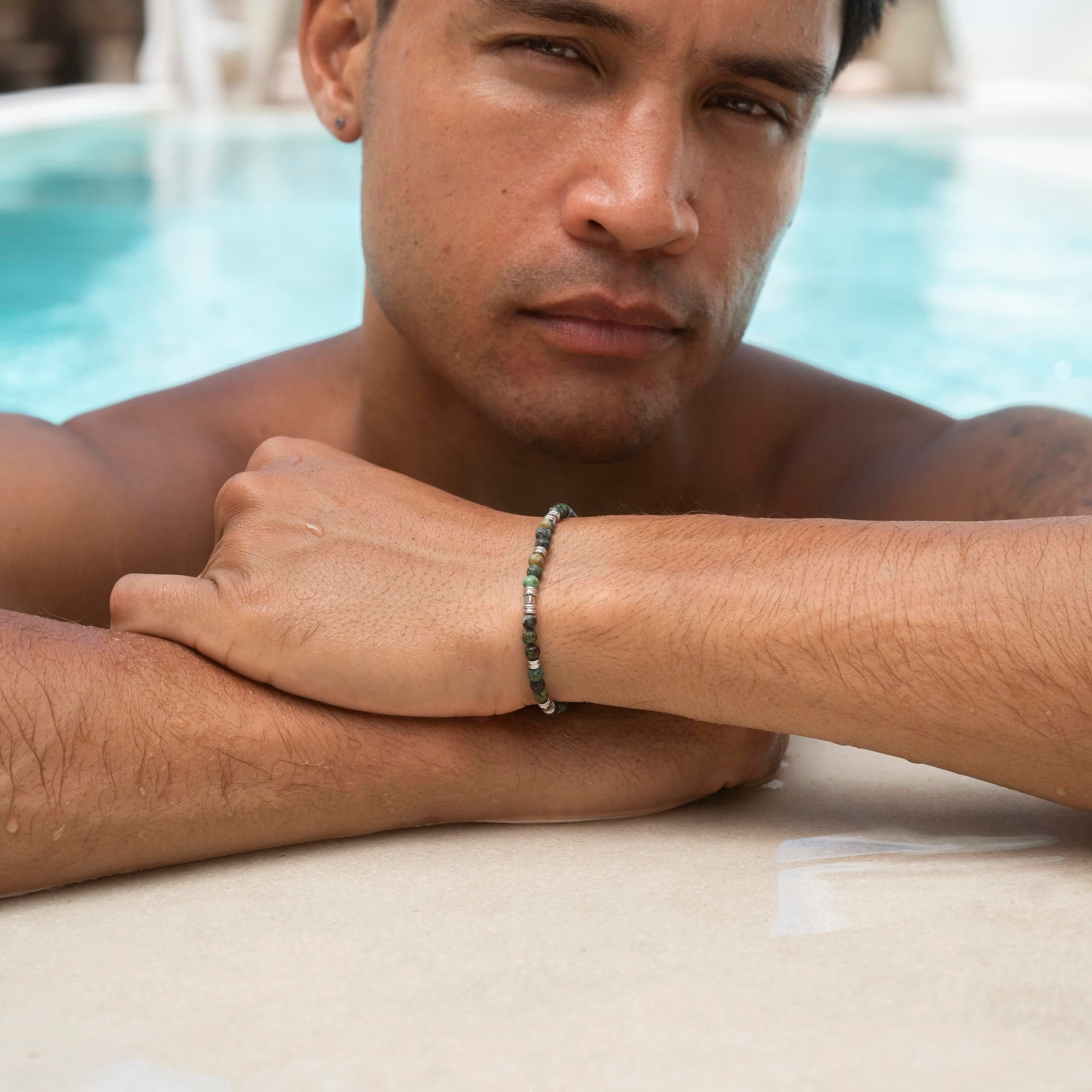 Made by Nami Armband Perlen Herren Verstellbar mit türkisen und silbernen Perlen, Wasserfester Schmuck Männer