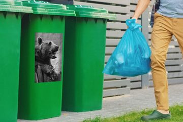 MuchoWow Wandsticker Bär leckt sich die Lippen in schwarz-weiß (1 St), Mülleimer-aufkleber, Mülltonne, Sticker, Container, Abfalbehälter