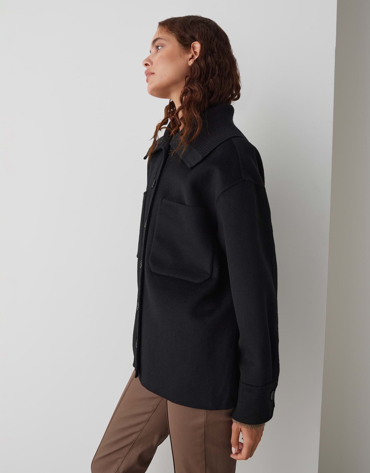 OPUS Wolljacke JOSIA mit breitem Strickkragen überschnittene Schulter mit Langarm, aufgesetzte Taschen vorne – Bild 5 von 5