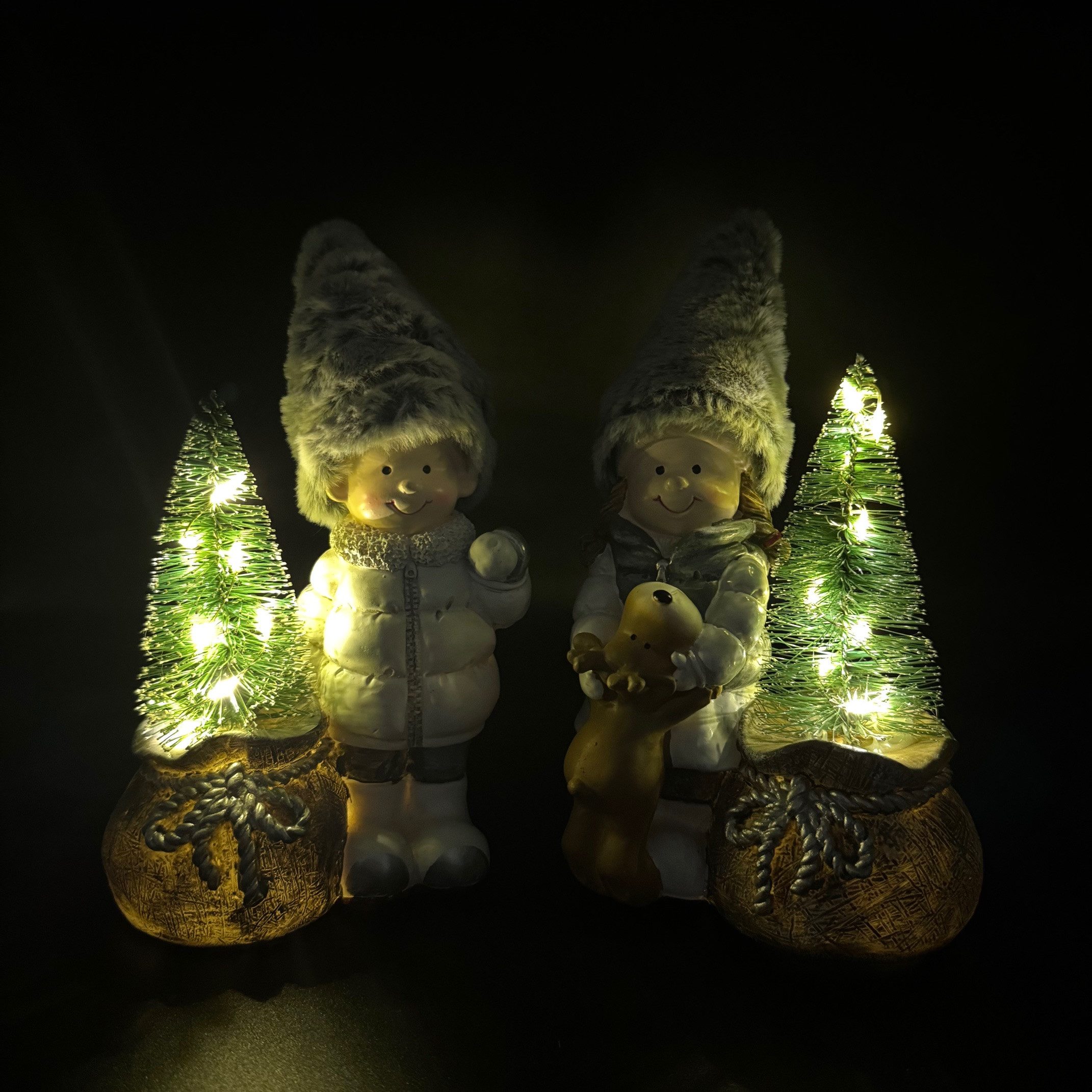 Online-Fuchs LED-Dekofigur - 2 Kinder mit Tannenbaum, LED-Lichterkette und Timer - Weihnachtsdeko (20 cm groß, 9 warmweiße LED´s je Baum), inklusive praktischer – Bild 5 von 5