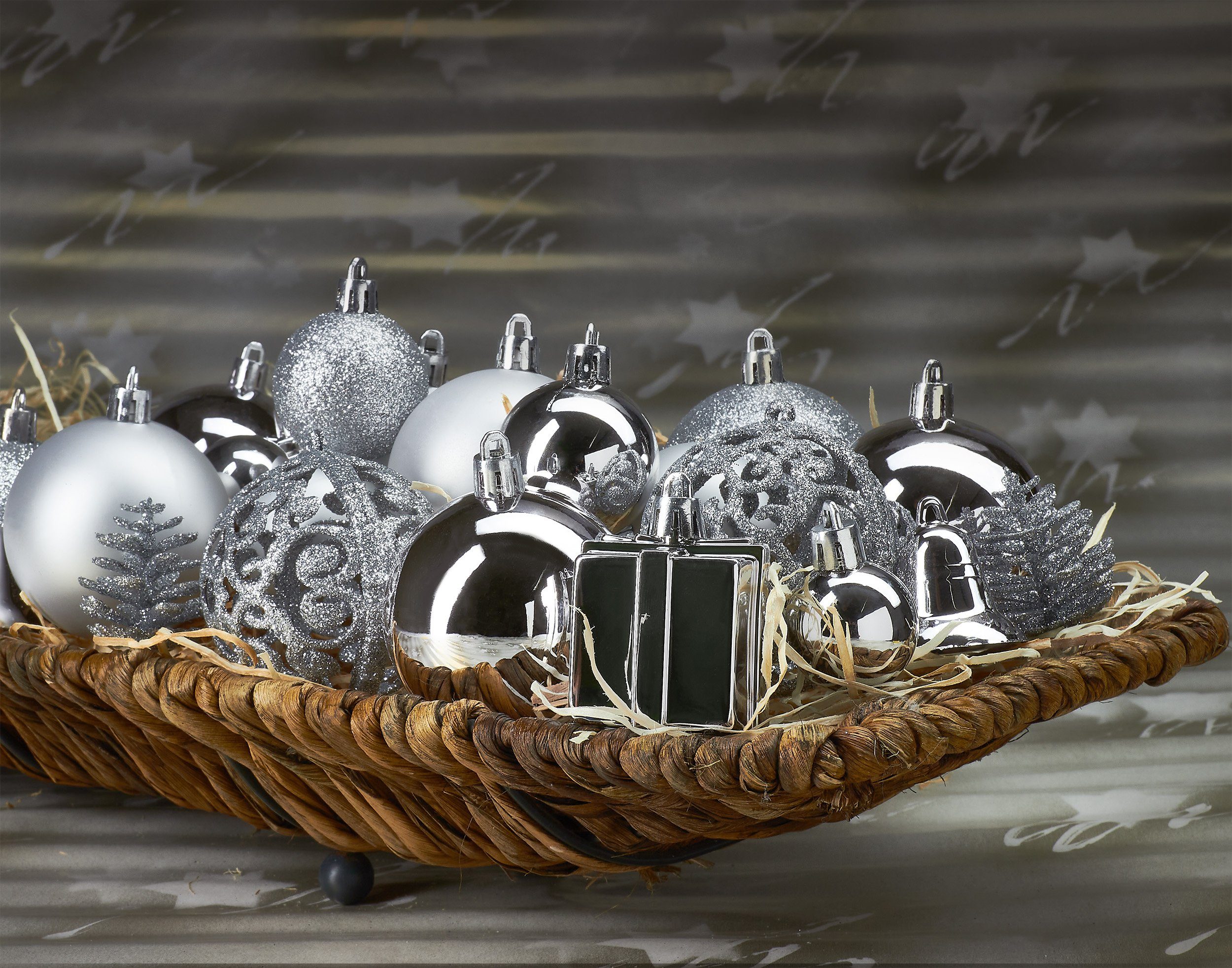 BRUBAKER Weihnachtsbaumkugel robust Weihnachtsdekoration 101-teiliges Christbaumschmuck und Kunststoff, edel Silber aus mit Baumspitze, Weihnachtskugel-Set