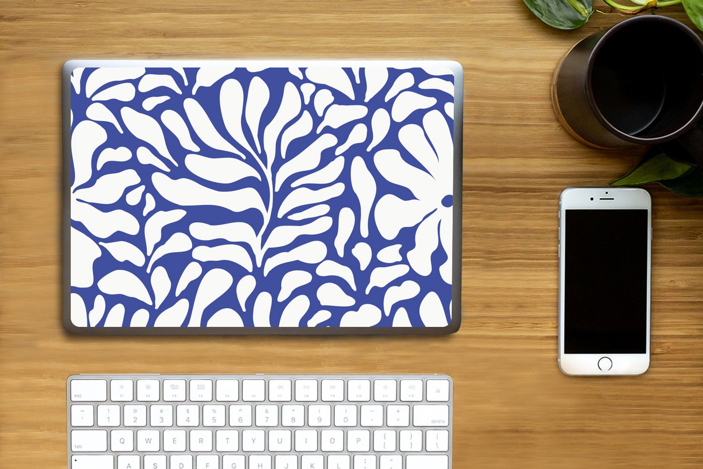 Thumbnail - MuchoWow Laptop-Aufkleber Blumenmuster - Blau - Weiß - Blätter, (1tlg), Laptop Folien Cover, Aufkleber, Sticker, Schutz ...