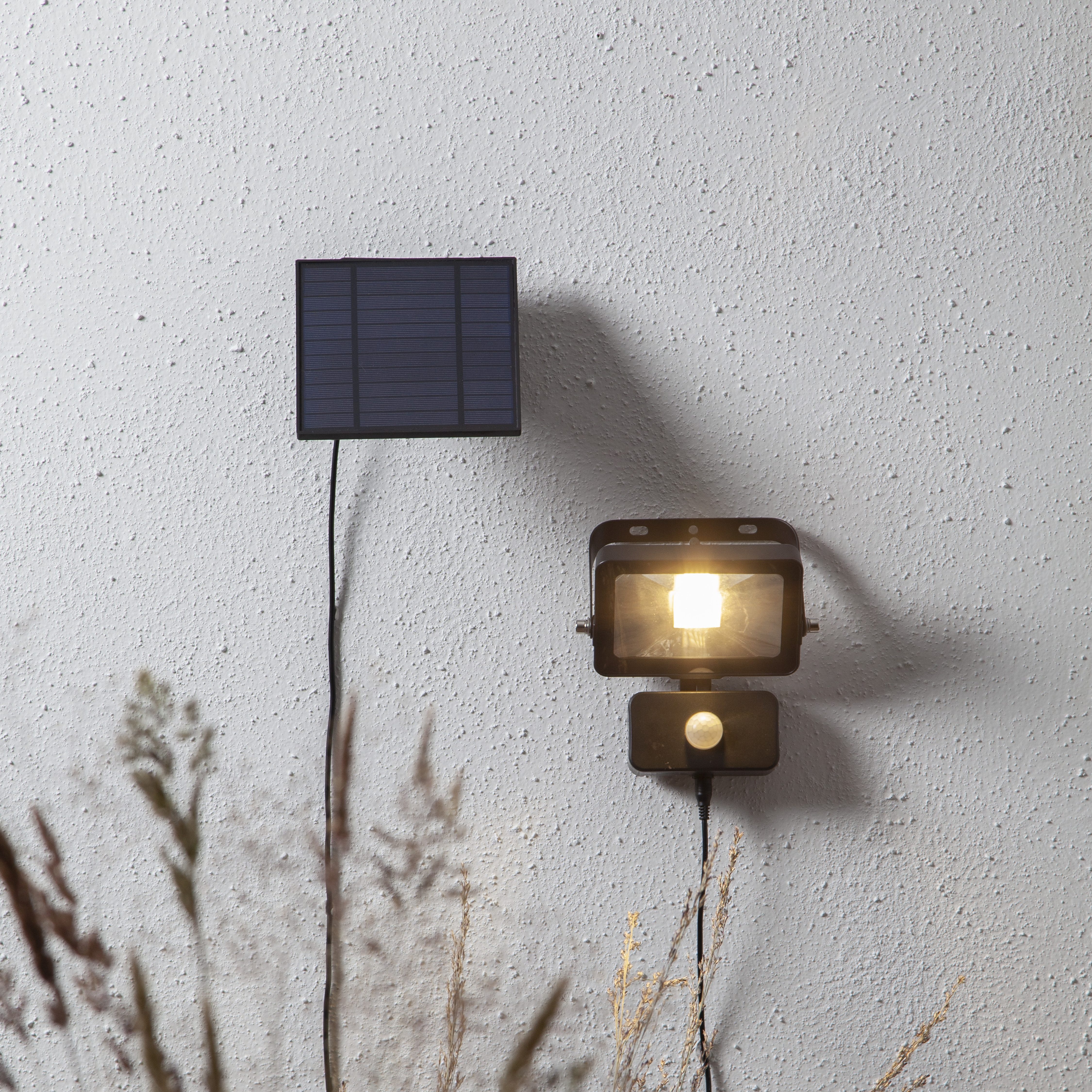STAR TRADING LED Solarleuchte Solar-Spotlight Powerspot, Bewegungsmelder, LED fest integriert, Warmweiß, PIR- und Dämmerungssensor, bis zu 800lm bei Bewegung, 40lm Dauerlicht