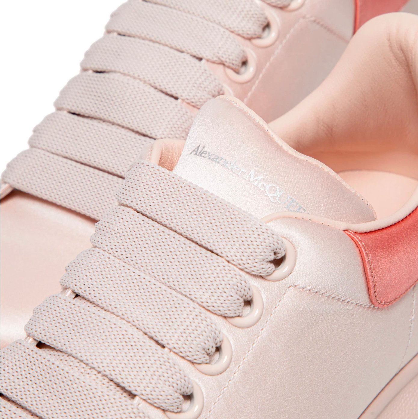 ALEXANDER MCQUEEN Oversized Seide Satin Sneaker Sneaker aus Leder mit auffälligem Seidenfinish