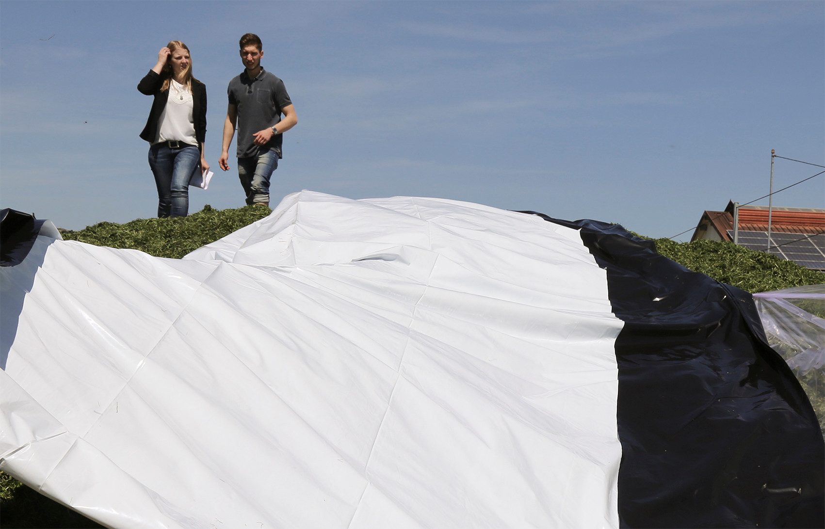 EraGreen Schutzplane 4m x 5m schwarz/weiße Premium Silofolie Abdeckplane (trittfest, UV-beständig), Extrem dehnbar, reißfest, UV-stabil – Bild 4 von 5