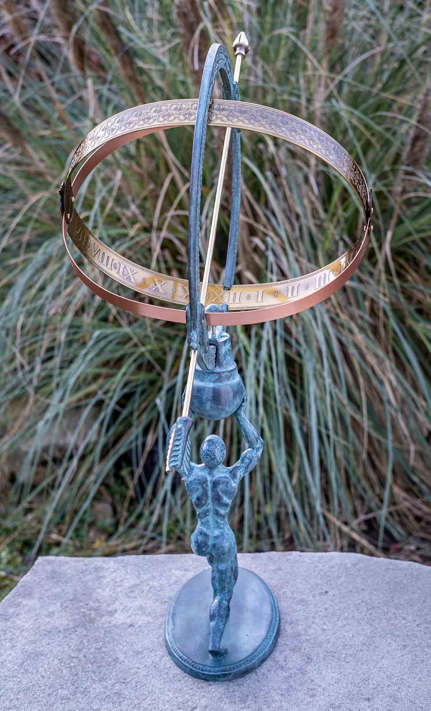 gegen – in Bronze und von robust Sonnenuhr", Regen Bronze werden witterungsbeständig gegossen mit Hand Langlebig Zeitmesser UV-Strahlung. sehr und in Outdoor aus Die – Idyl patiniert. – Bronze "Mann Frost, Modelle Gartenfigur Wachsausschmelzverfahren IDYL