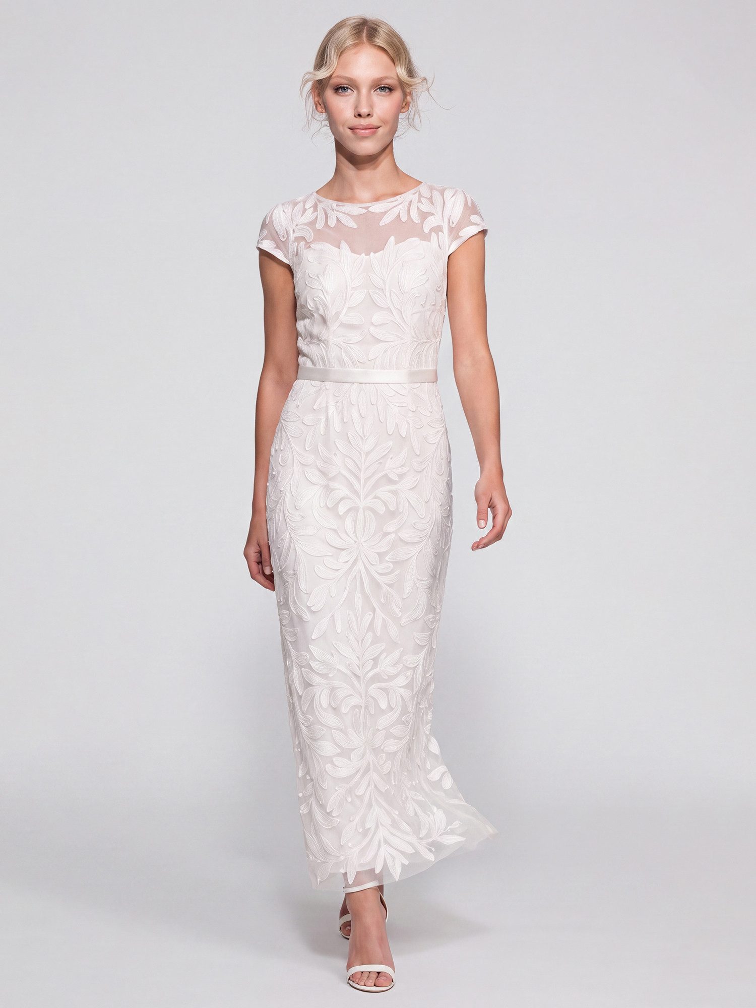 Apart Abendkleid mit Stickerei und Satinband