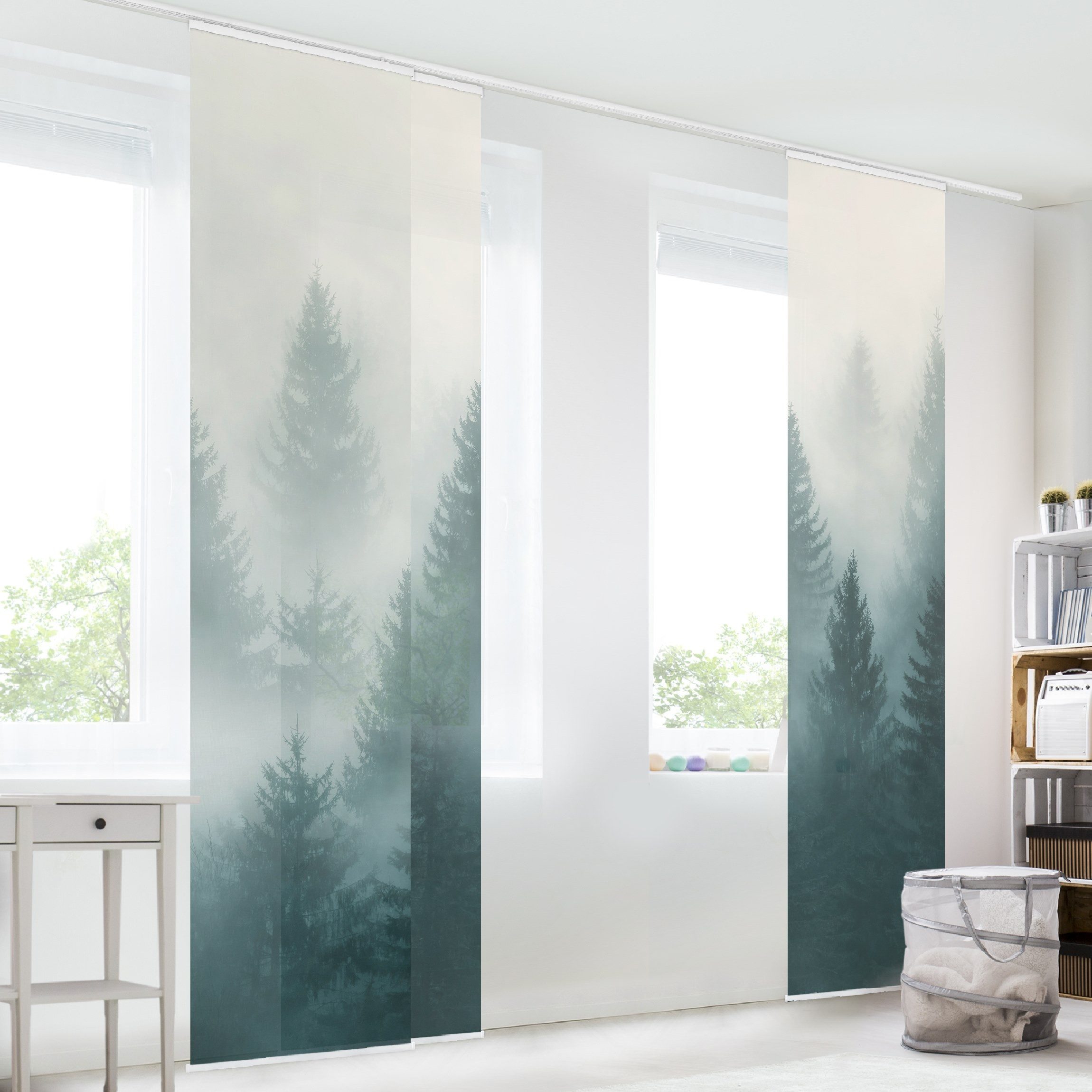 Bilderdepot24 Schiebegardine modern Flächenvorhang blickdicht Nadelwald im Nebel (3 St), halbtransparent, Wohnzimmer große Flächengardine lichtdurchlässig für Klemm-System
