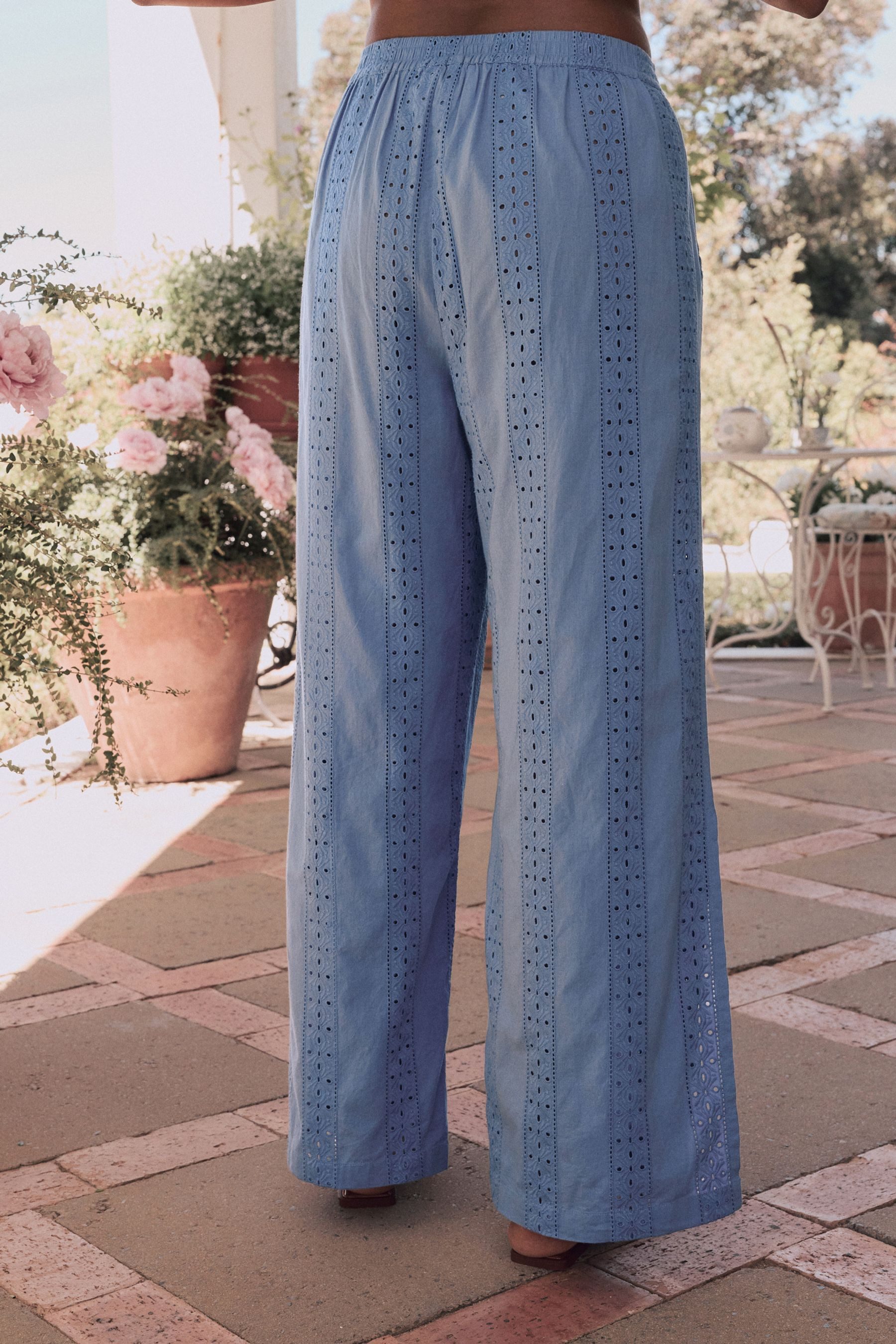 LAURA ASHLEY Strandhose Laura Ashley Strandhose mit Lochstickerei (1-tlg) günstig online kaufen