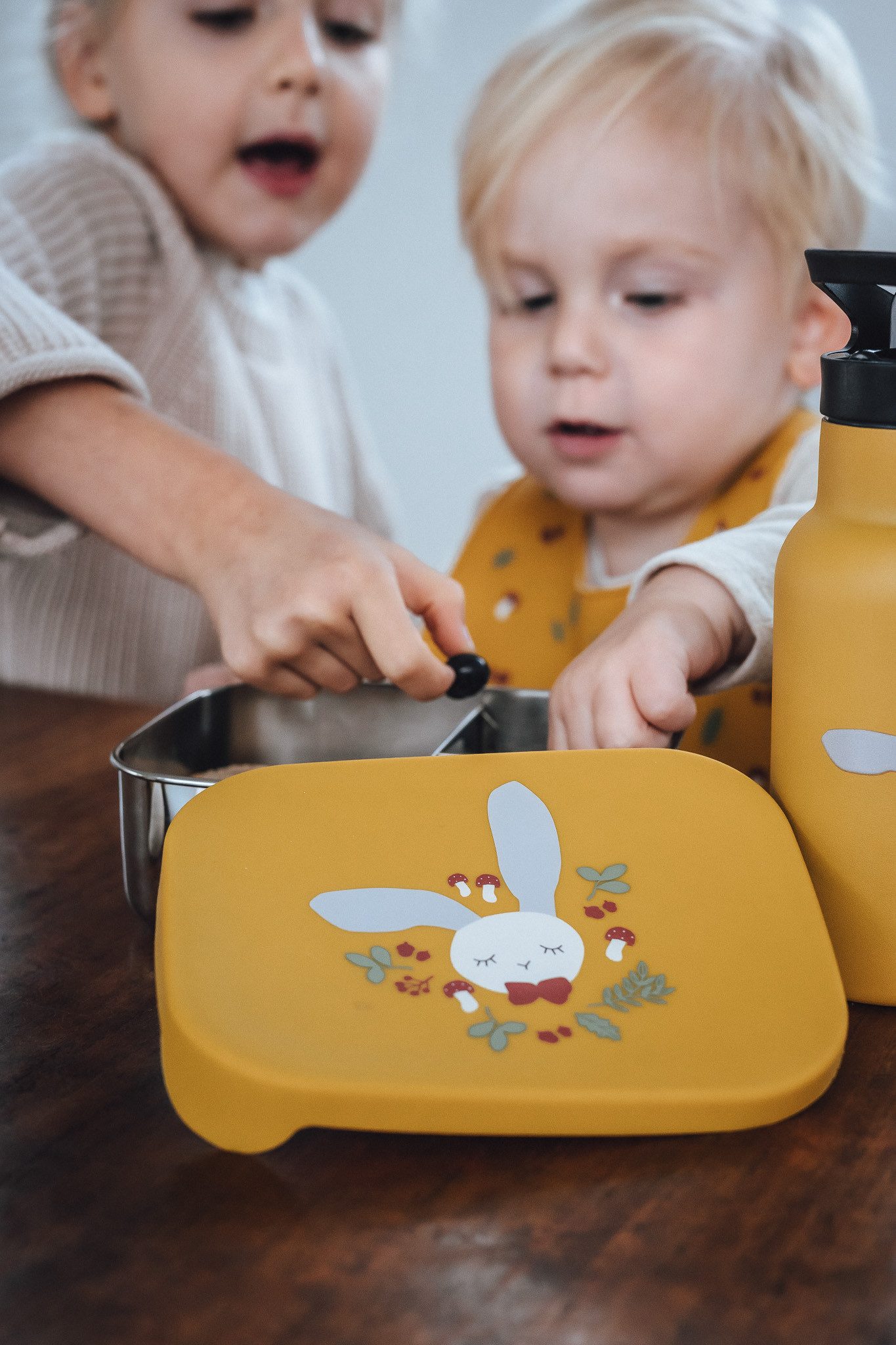 kikadu Lunchbox, Box: Stainless Steel, Lid: 100% Silicone, (1-tlg), Hase Mustard aus Edelstahl mit BPA-freiem Silikondeckel