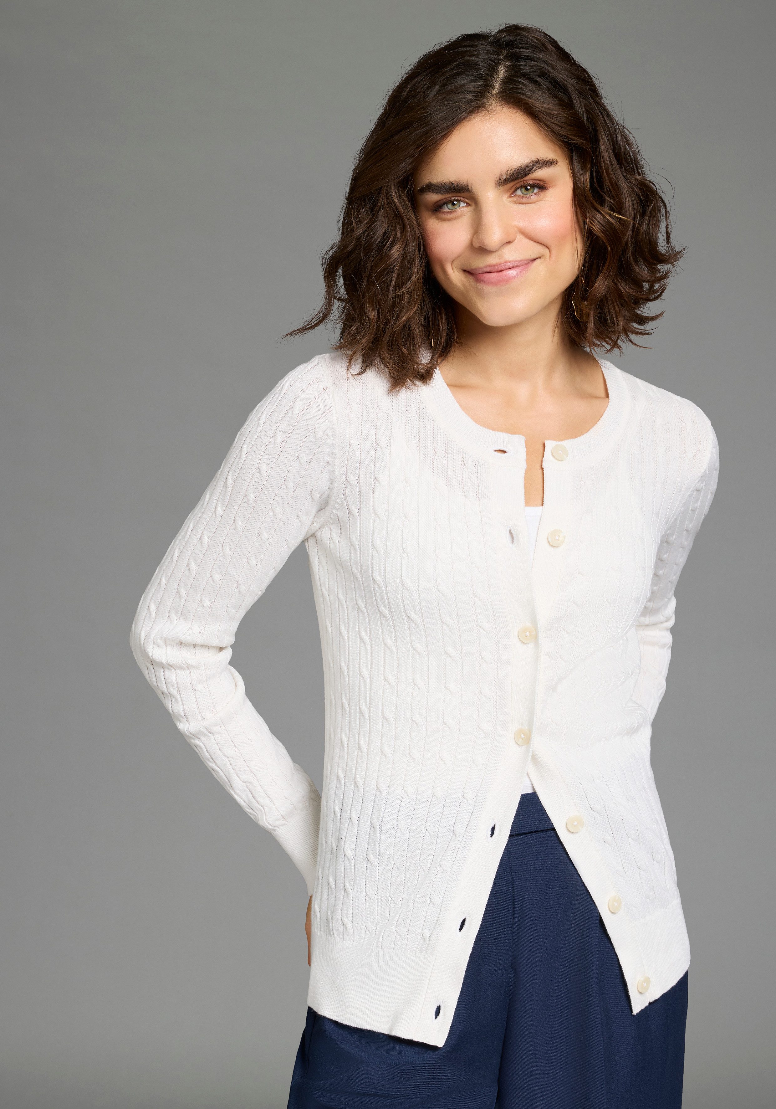 Laura Scott Strickjacke mit Zopfstrickmuster und Knopfleiste. € 49,99, (€ 49,99 pro 1 Stk).