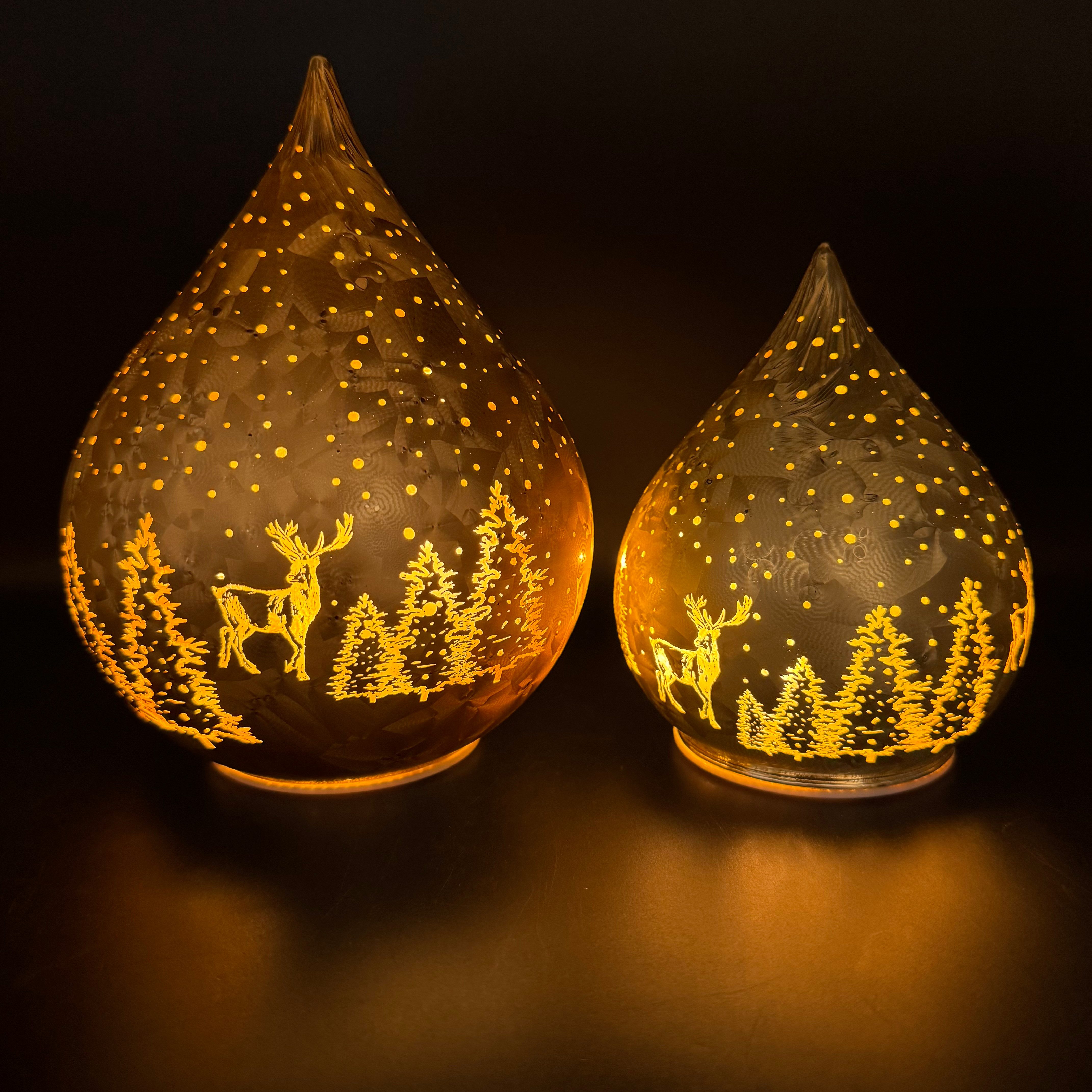 Online-Fuchs LED Dekolicht 2 Glastropfen im Frosty-Stil mit Timer - Stimmungslicht Winterwald, Lichterkette im Dauerleuchten oder seichten Funkeleffekt, warmweiß, Dekoration für Herbst, Winter und Weihnachten