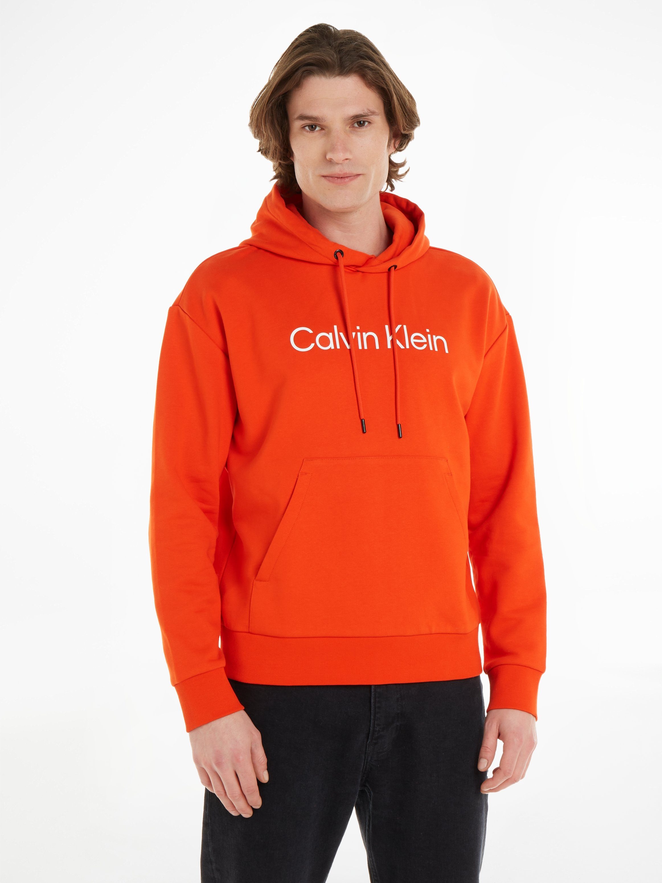 HOODIE LOGO COMFORT Kapuzensweatshirt mit Orange Logoschriftzug Spicy Calvin Klein HERO