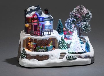 KONSTSMIDE Weihnachtshaus Bahnhof, Weihnachtsdeko, mit Kristallweihnachtsbaum, Animation und 8 Weihnachtsliedern
