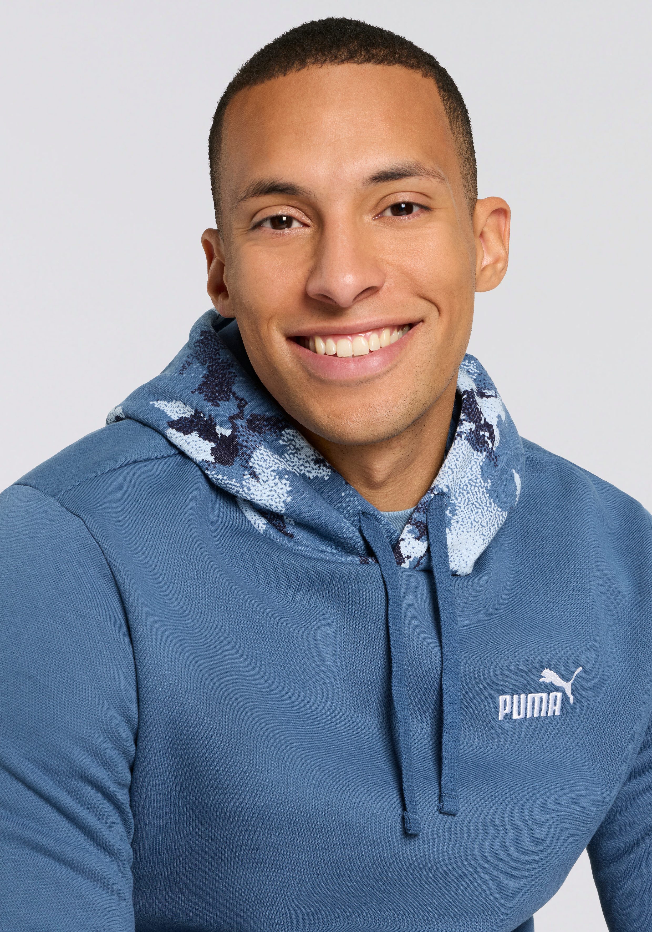 PUMA Kapuzensweatshirt ESS CAMO HOODIE FL Regular Fit, sportlicher Stil, mit Kapuze, mit Kängurutasche