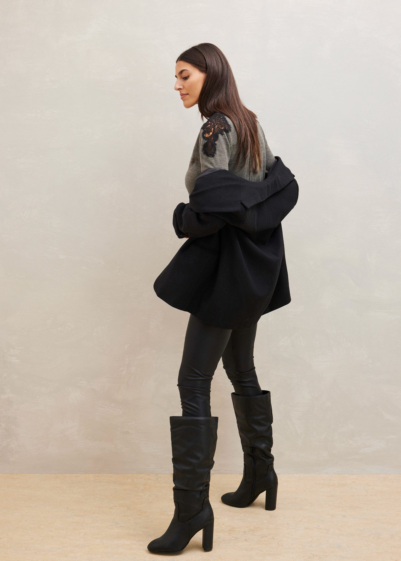 bonprix Strickpullover mit Cut-Outs mit hochwertiger Spitze, bequem, U-Bootausschnitt